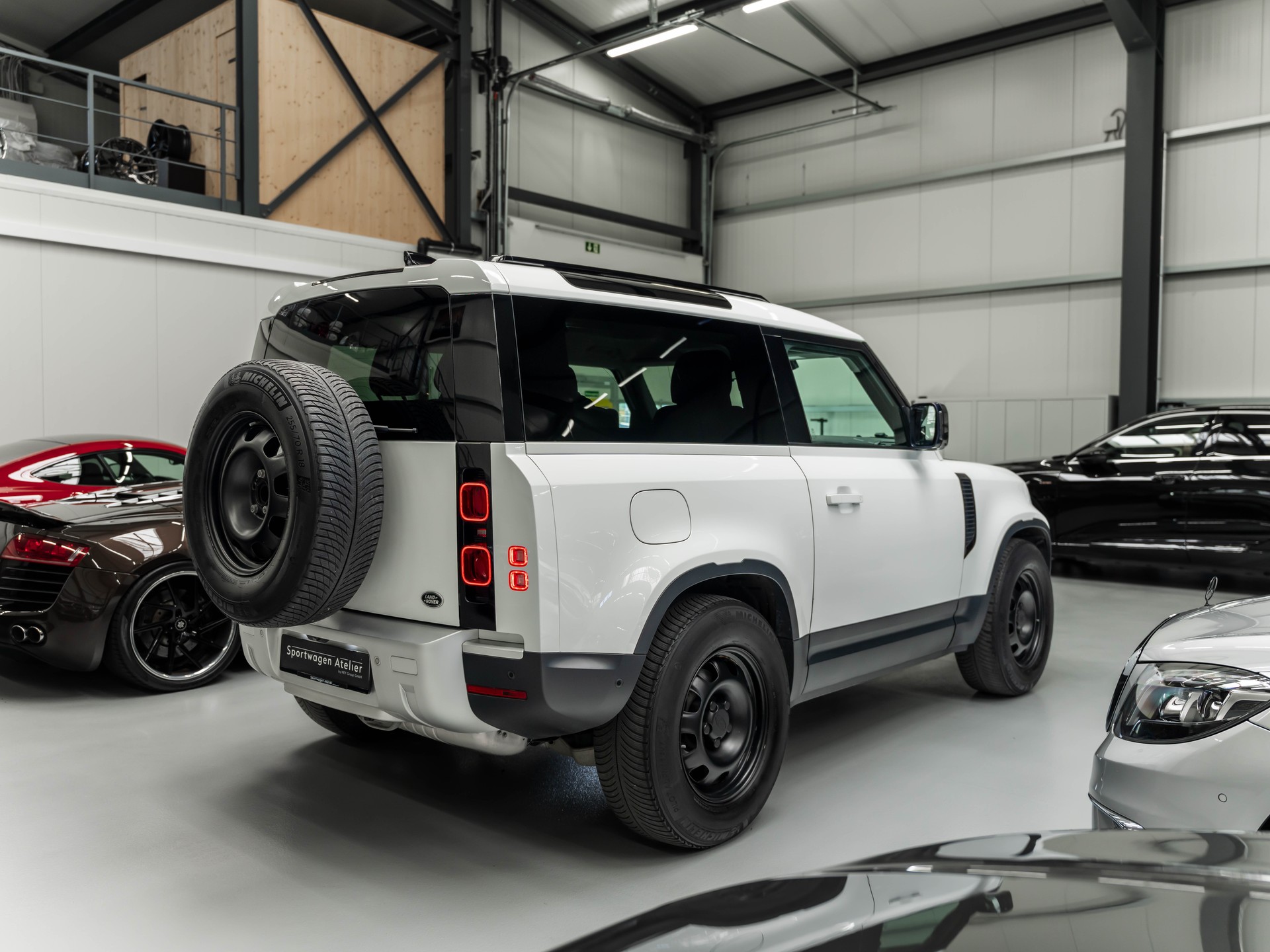 LAND ROVER Defender 90 3.0D I6 250 X-Dynamic SE AT8-showroom-element-3