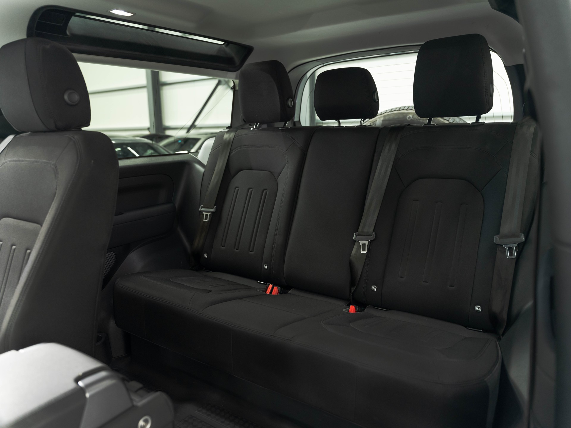 LAND ROVER Defender 90 3.0D I6 250 X-Dynamic SE AT8-image-9