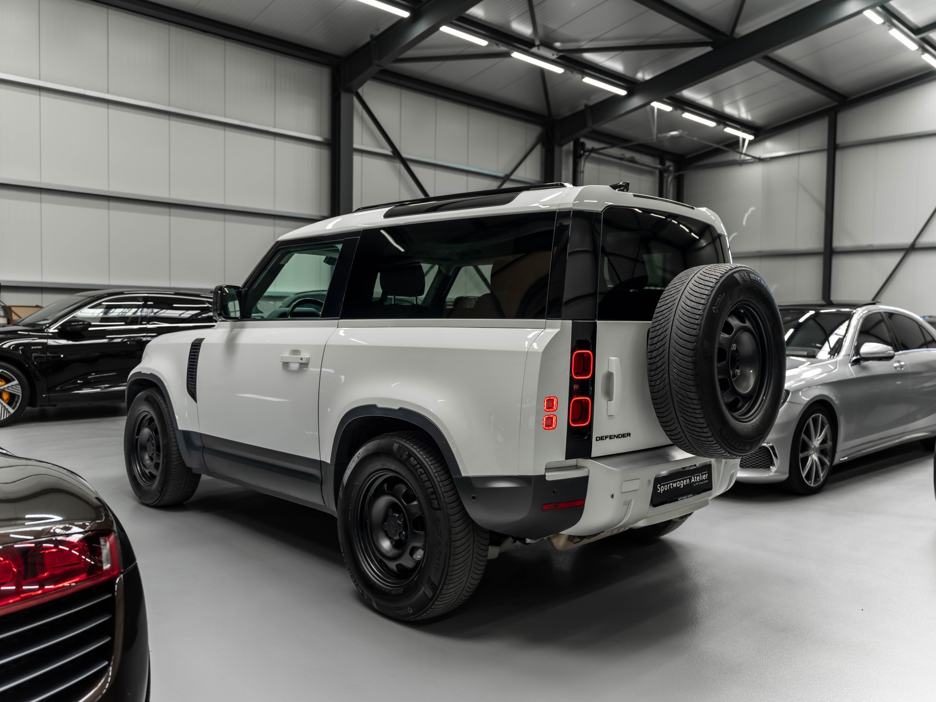 LAND ROVER Defender 90 3.0D I6 250 X-Dynamic SE AT8-showroom-element-1