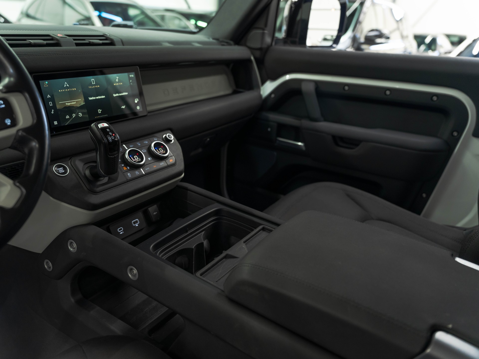 LAND ROVER Defender 90 3.0D I6 250 X-Dynamic SE AT8-image-15