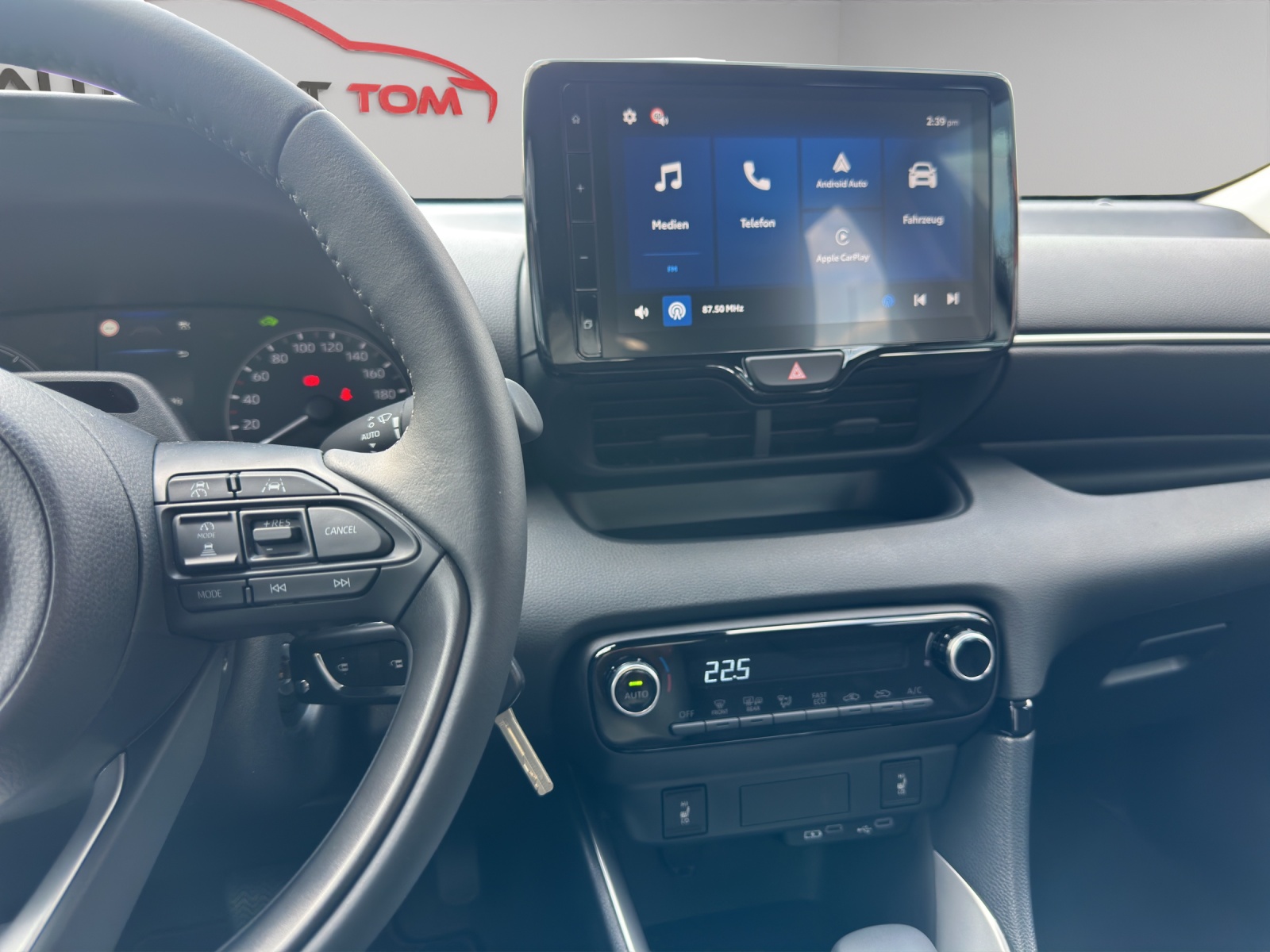 TOYOTA Yaris 1.5 Active Drive e-CVT-image-11