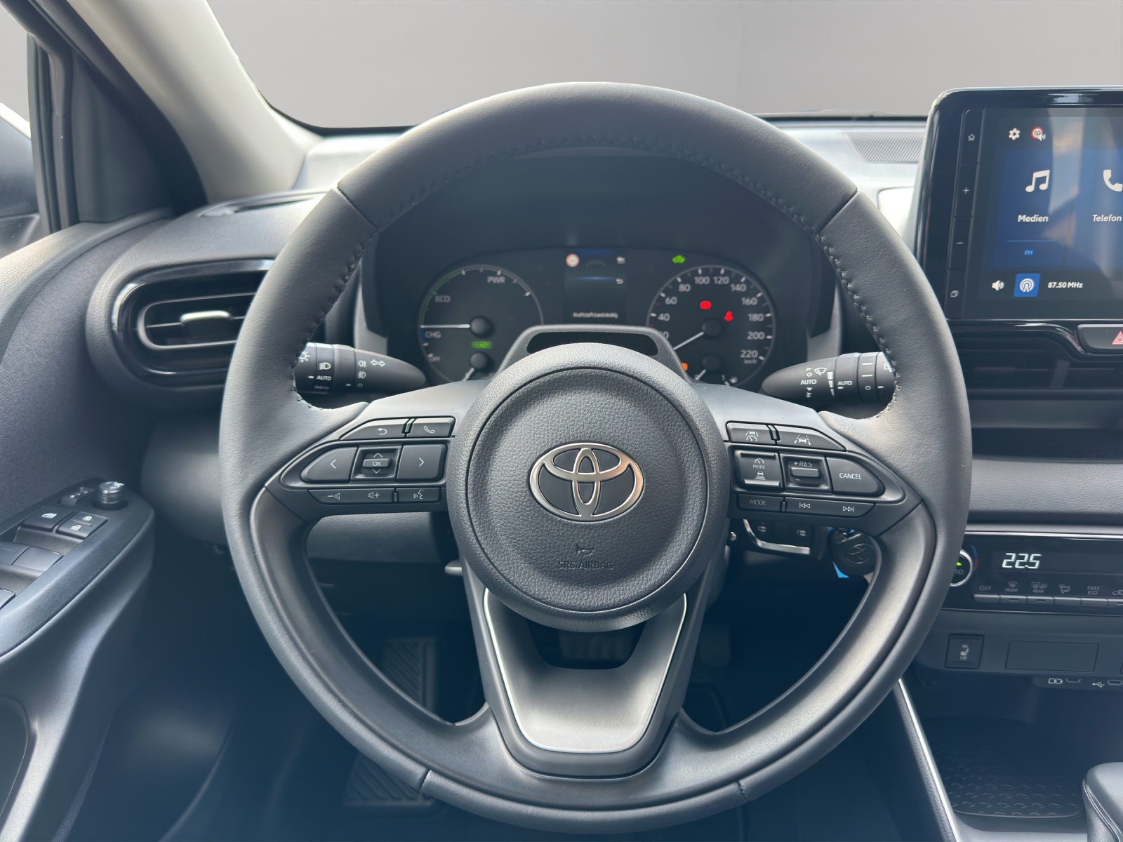 TOYOTA Yaris 1.5 Active Drive e-CVT-image-9