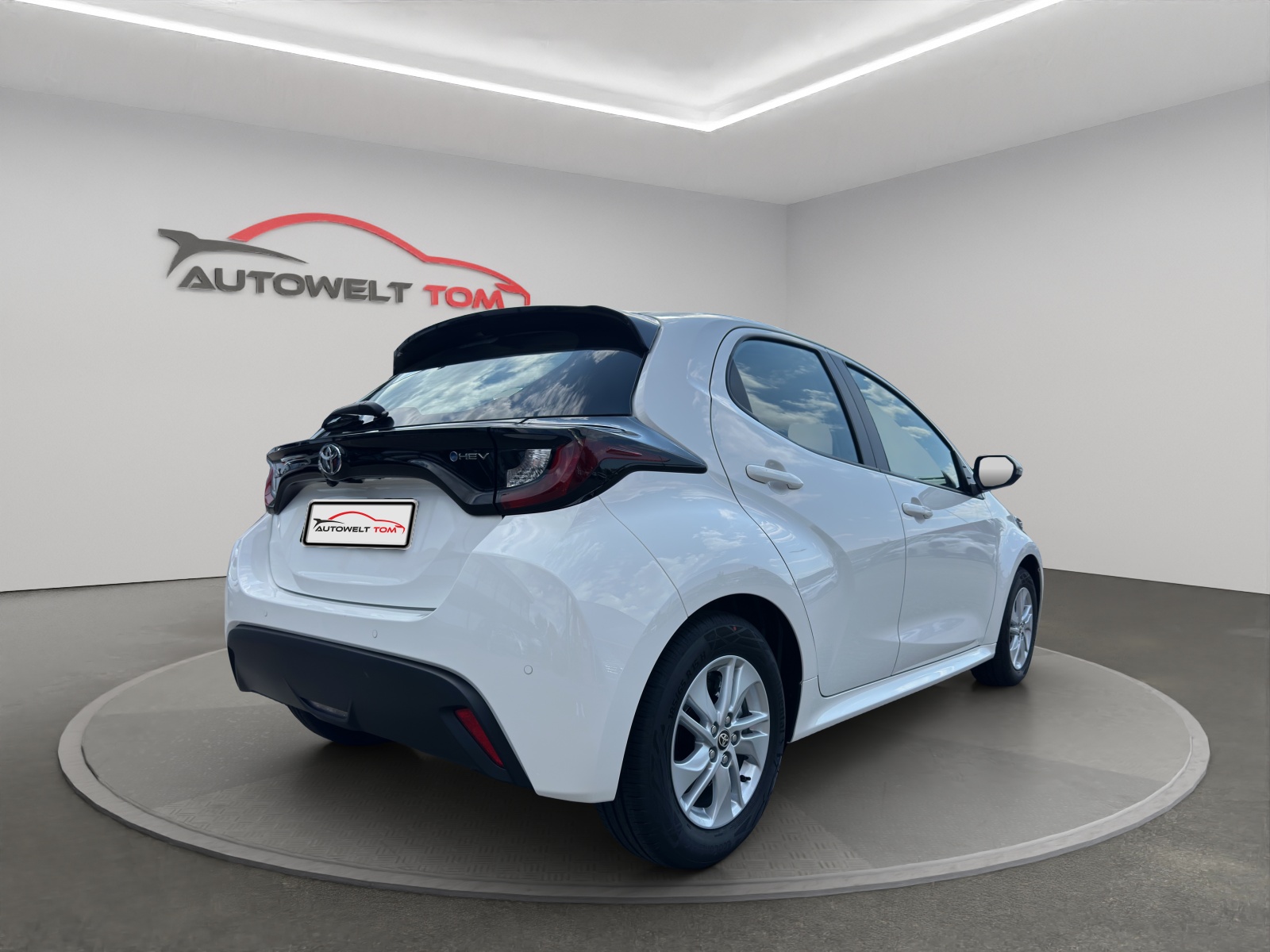 TOYOTA Yaris 1.5 Active Drive e-CVT-image-4