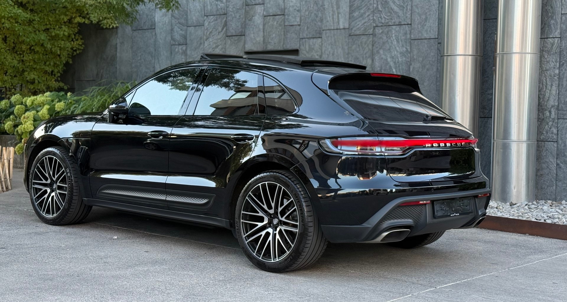 PORSCHE Macan PDK-showroom-element-2