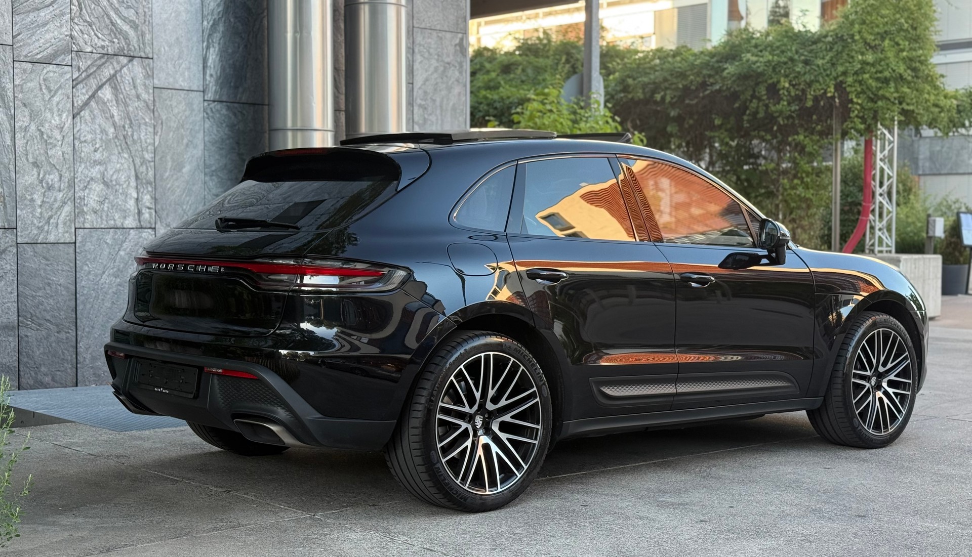 PORSCHE Macan PDK-showroom-element-3