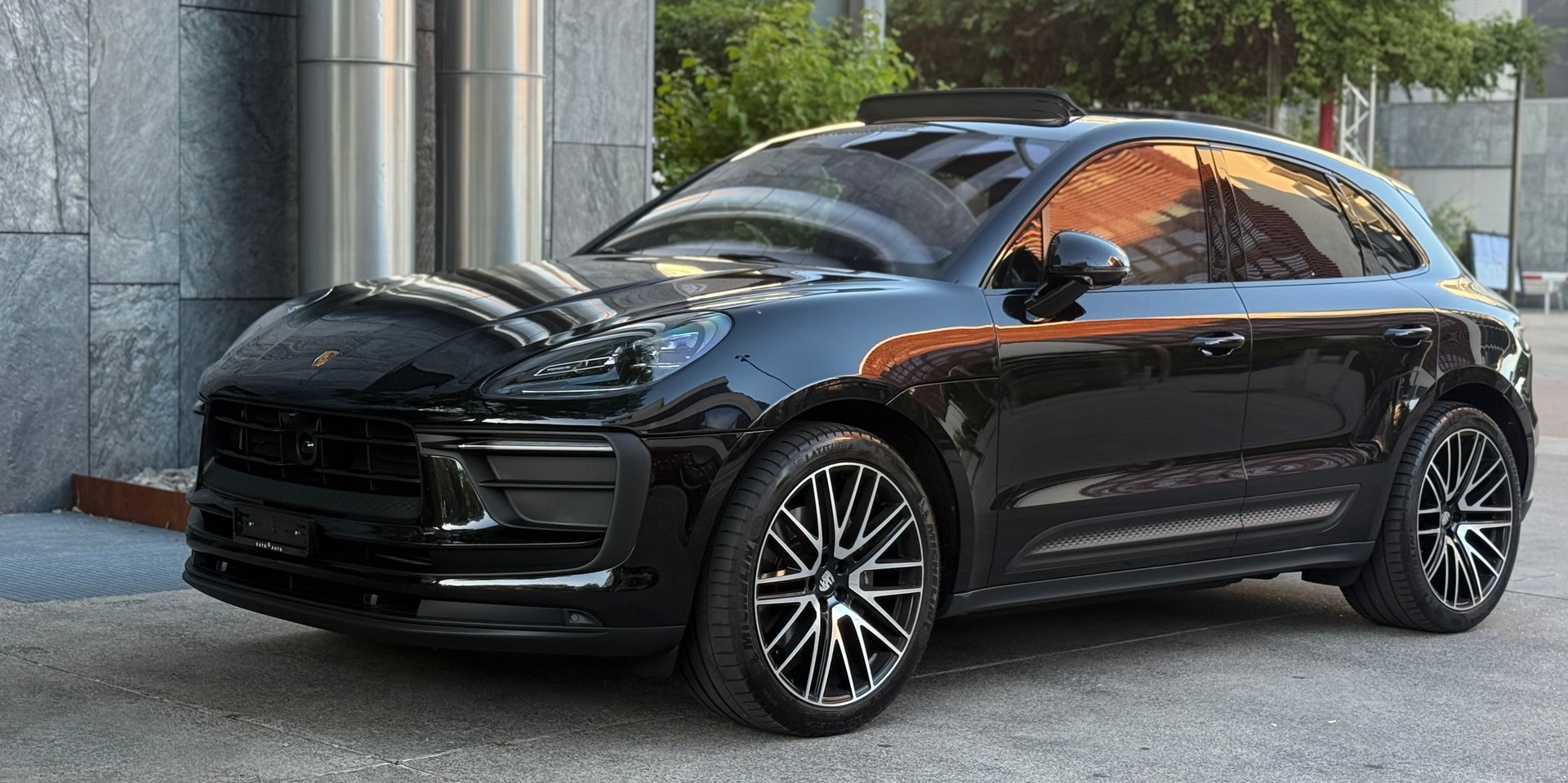 PORSCHE Macan PDK-showroom-element-1