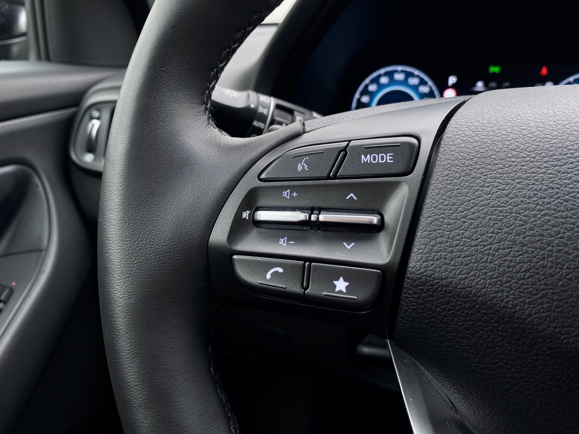 HYUNDAI i30 1.5 T-GDi*Swiss*Vertex*48V*MildHybrid*DCT*-image-13