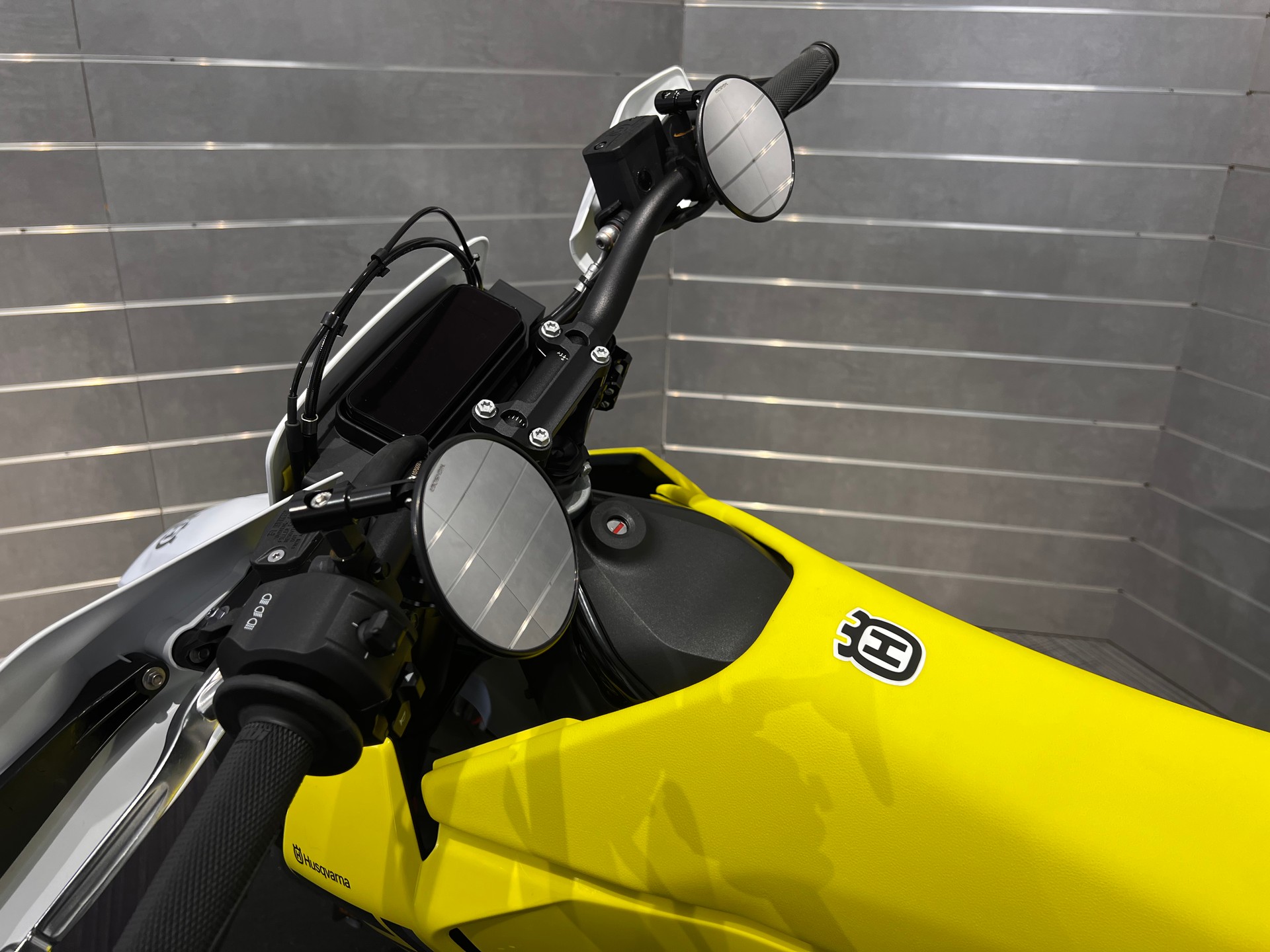 HUSQVARNA 701 Supermoto-image-13