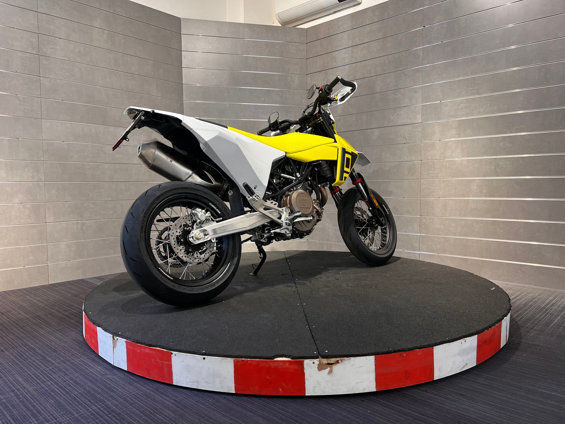HUSQVARNA 701 Supermoto-image-5