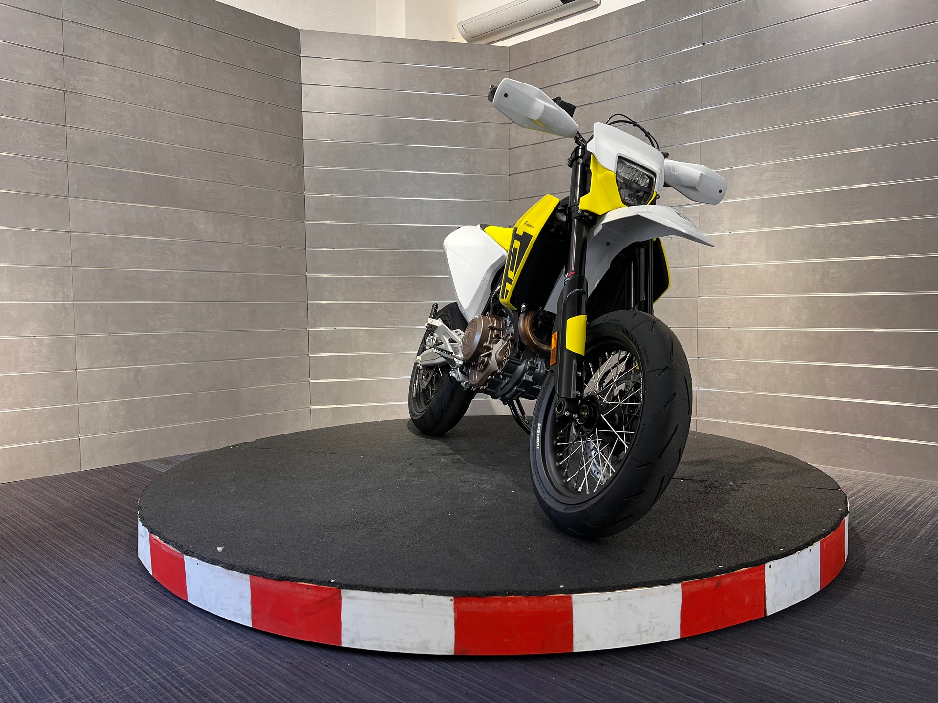 HUSQVARNA 701 Supermoto-image-7
