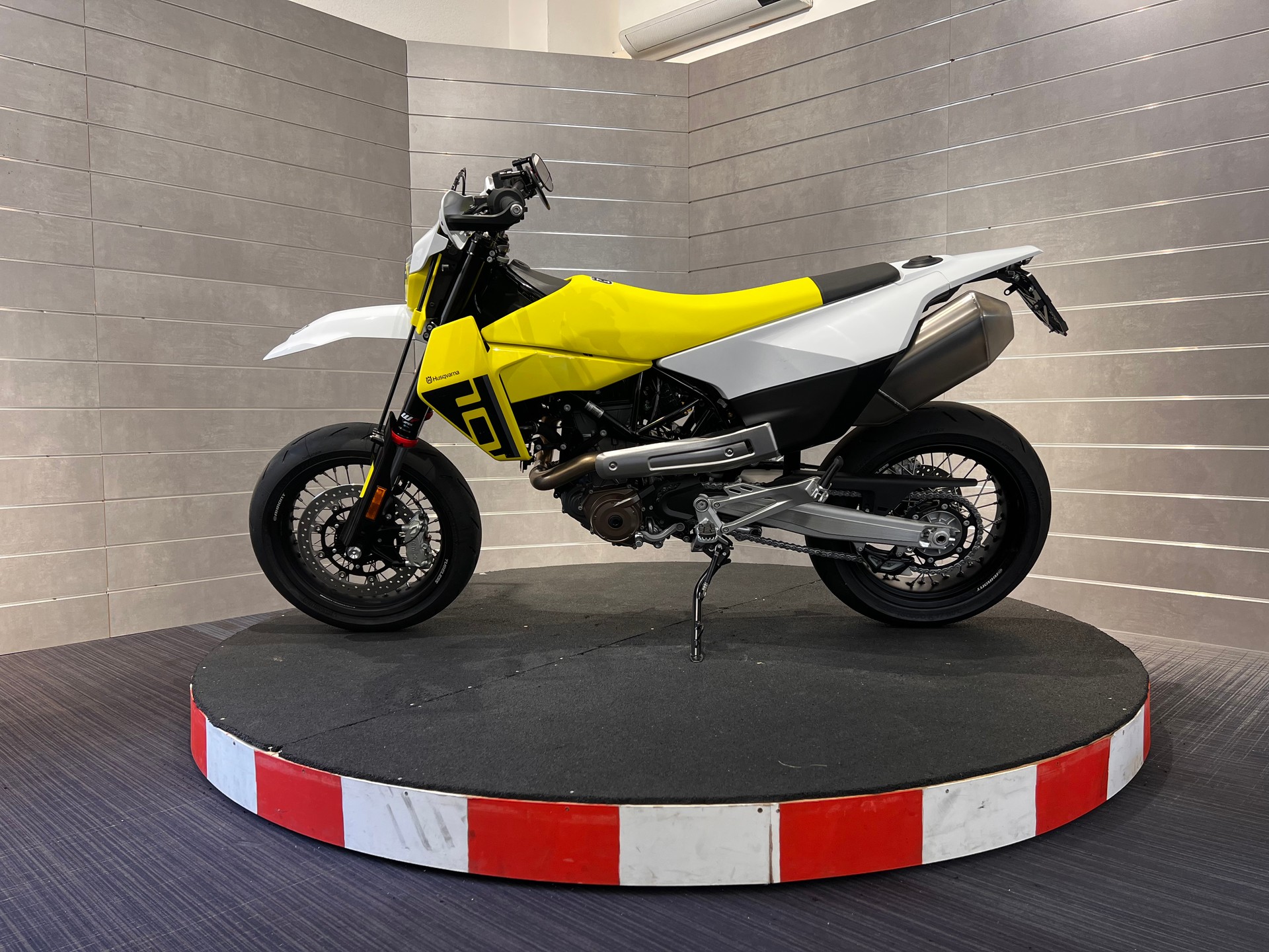 HUSQVARNA 701 Supermoto-image-1