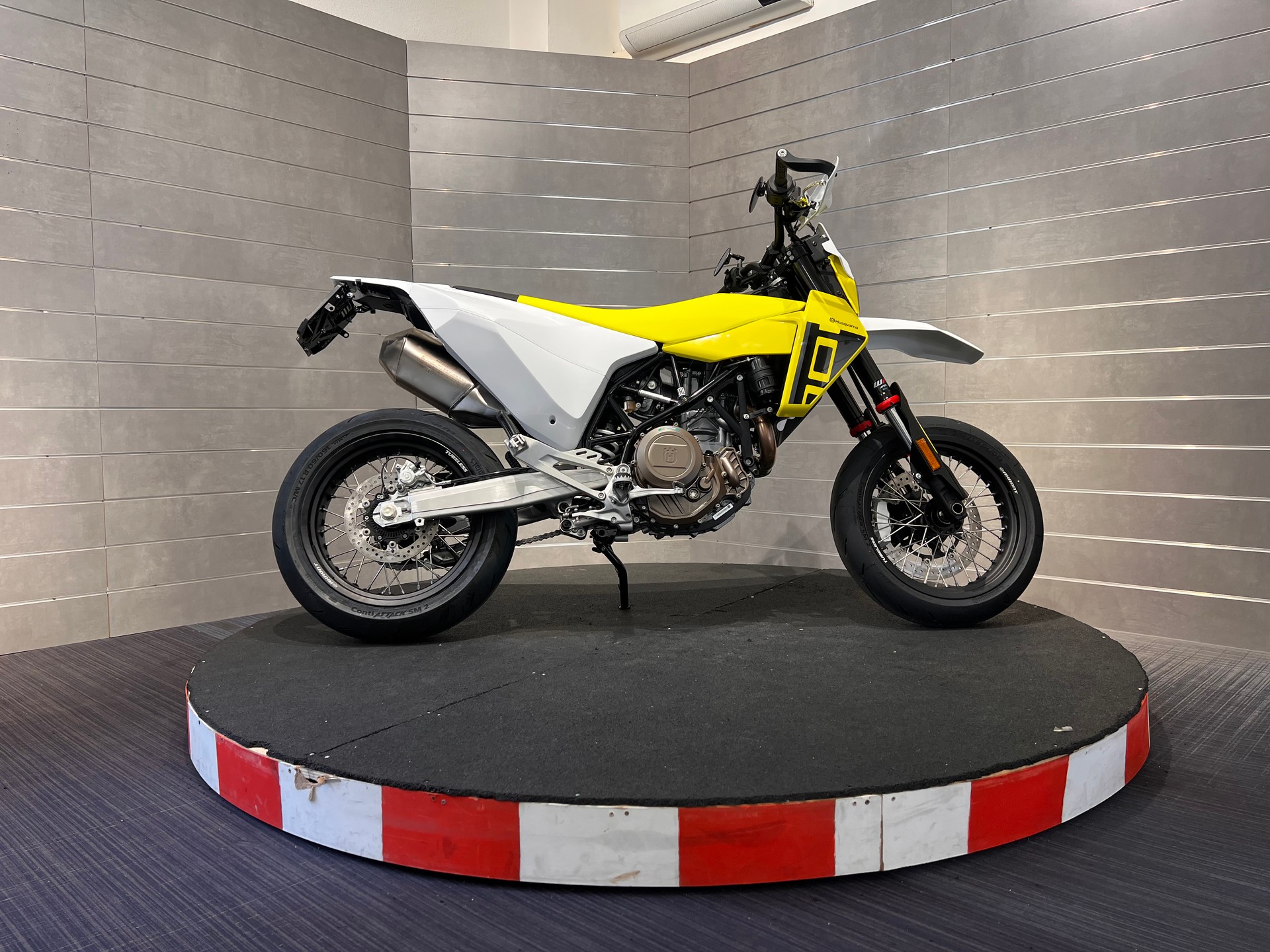 HUSQVARNA 701 Supermoto-image-6