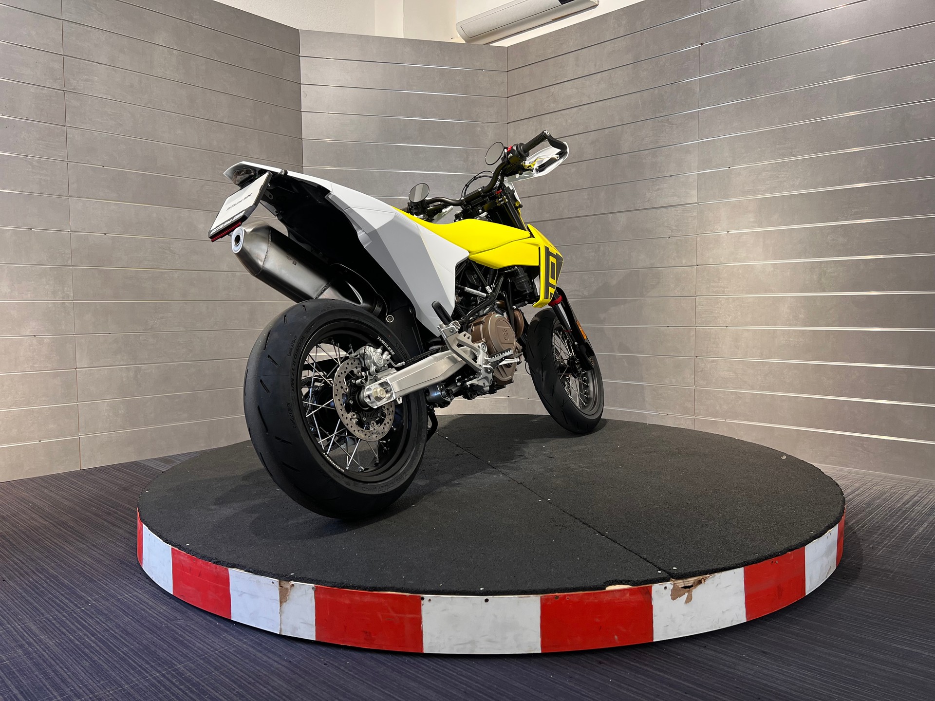 HUSQVARNA 701 Supermoto-image-4