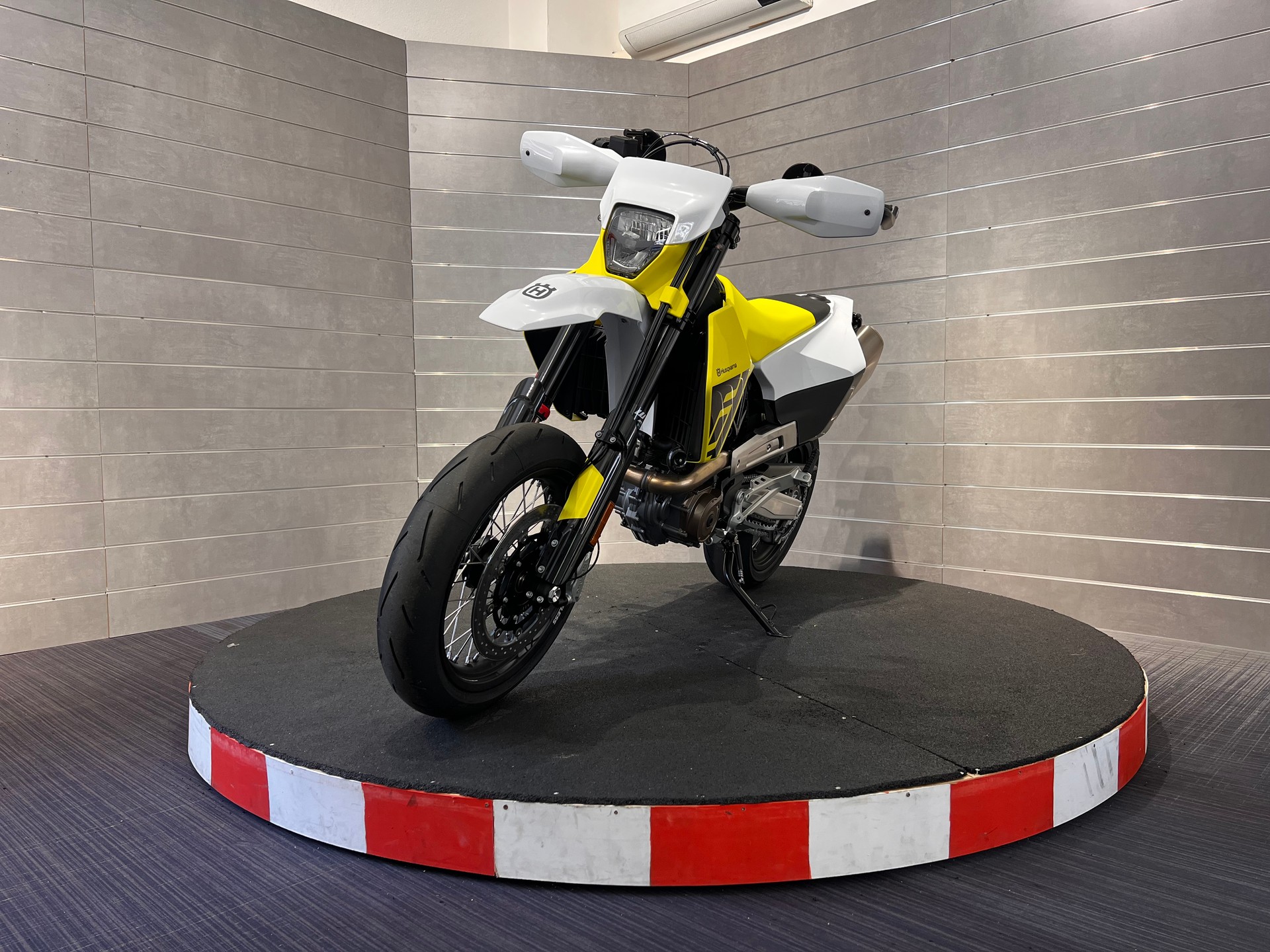 HUSQVARNA 701 Supermoto-image-0