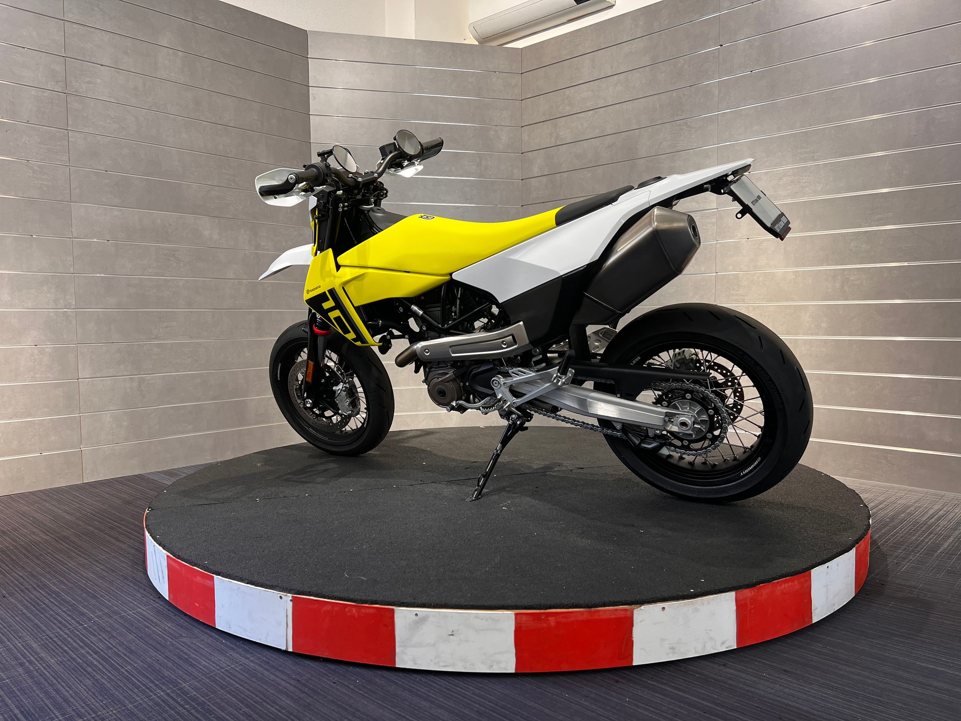 HUSQVARNA 701 Supermoto-image-2