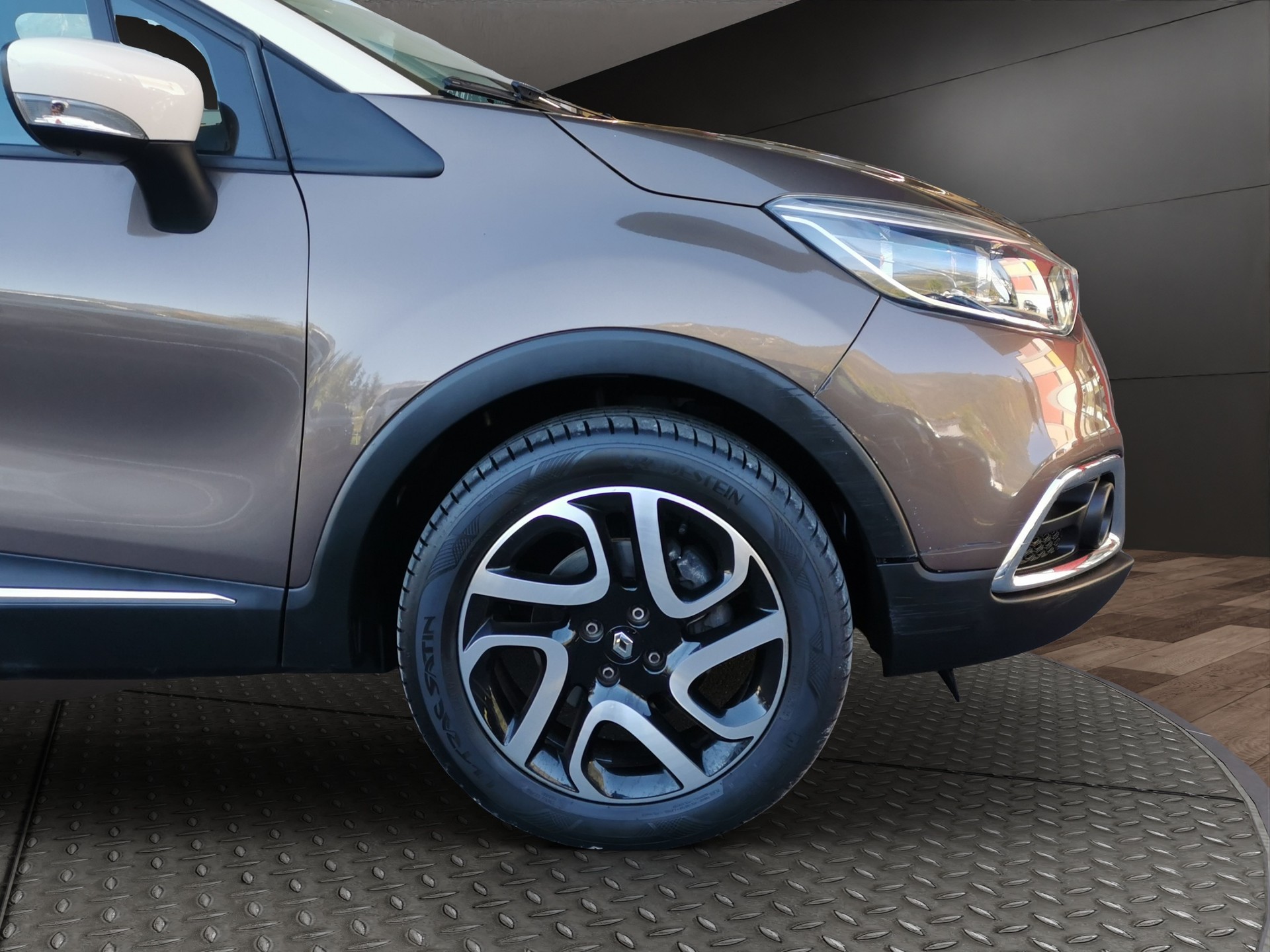 RENAULT Captur 1.2 T 16V Privilège EDC-showroom-element-3