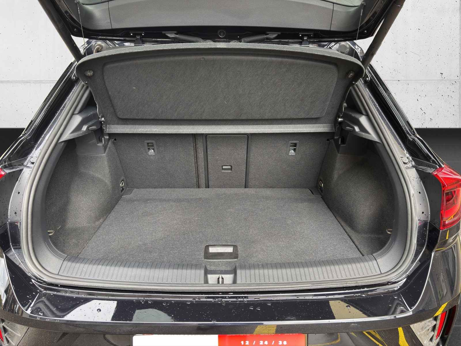 VW T-Roc 1.5 TSI EVO R-Line DSG mit AHK, Design-Paket "Black Style" & Rückfahrkamera-image-7