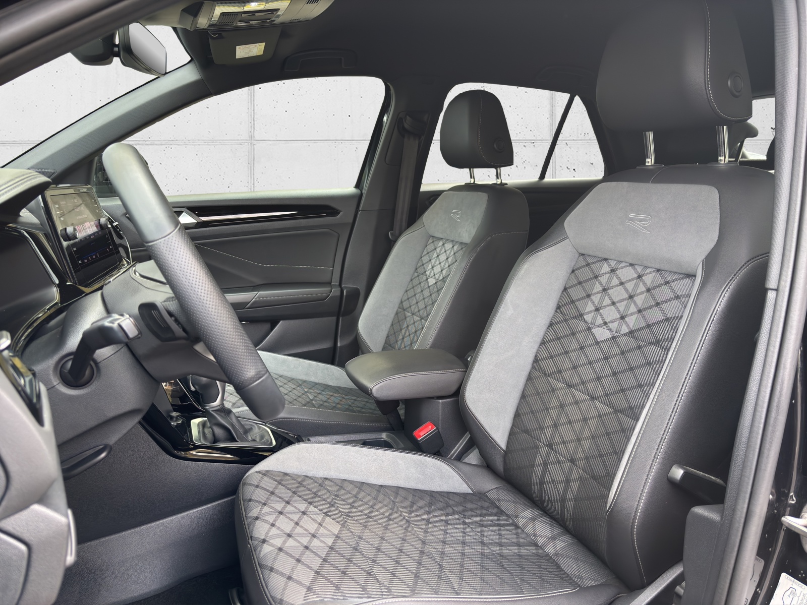 VW T-Roc 1.5 TSI EVO R-Line DSG mit AHK, Design-Paket "Black Style" & Rückfahrkamera-image-27