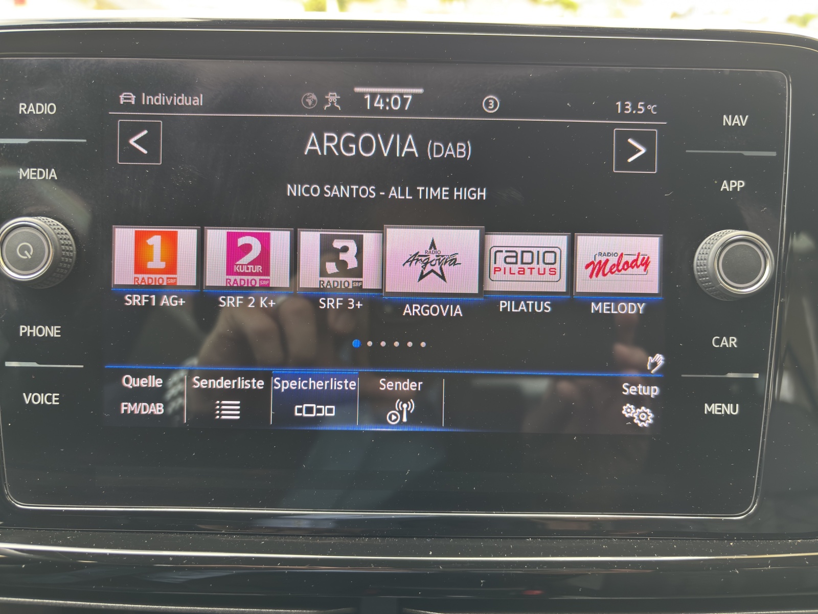 VW T-Roc 1.5 TSI EVO R-Line DSG mit AHK, Design-Paket "Black Style" & Rückfahrkamera-image-19