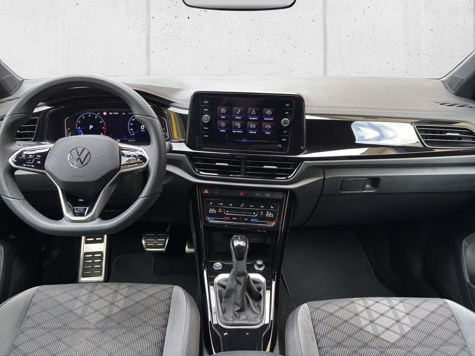 VW T-Roc 1.5 TSI EVO R-Line DSG mit AHK, Design-Paket "Black Style" & Rückfahrkamera-image-12
