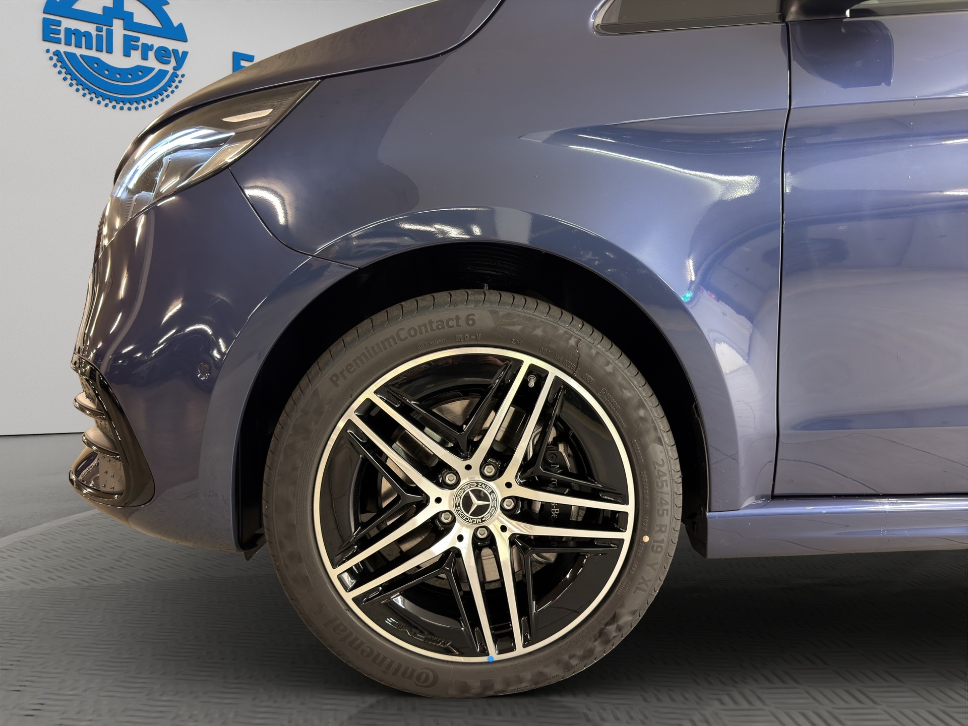 MERCEDES-BENZ V 300 d Swiss Ed. lang 4matic Van-showroom-element-3