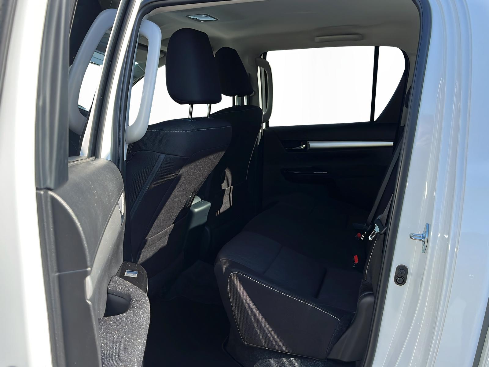 TOYOTA Hilux Double Cab.-Pick-up 2.8 D-4D 204 Style MHEV-image-8