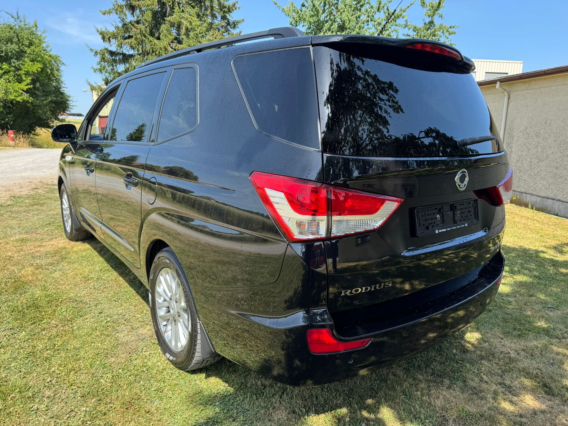 KGM-SsangYong Rodius SV200 e-XDi Sapphire 4WD E-Tronic-image-2