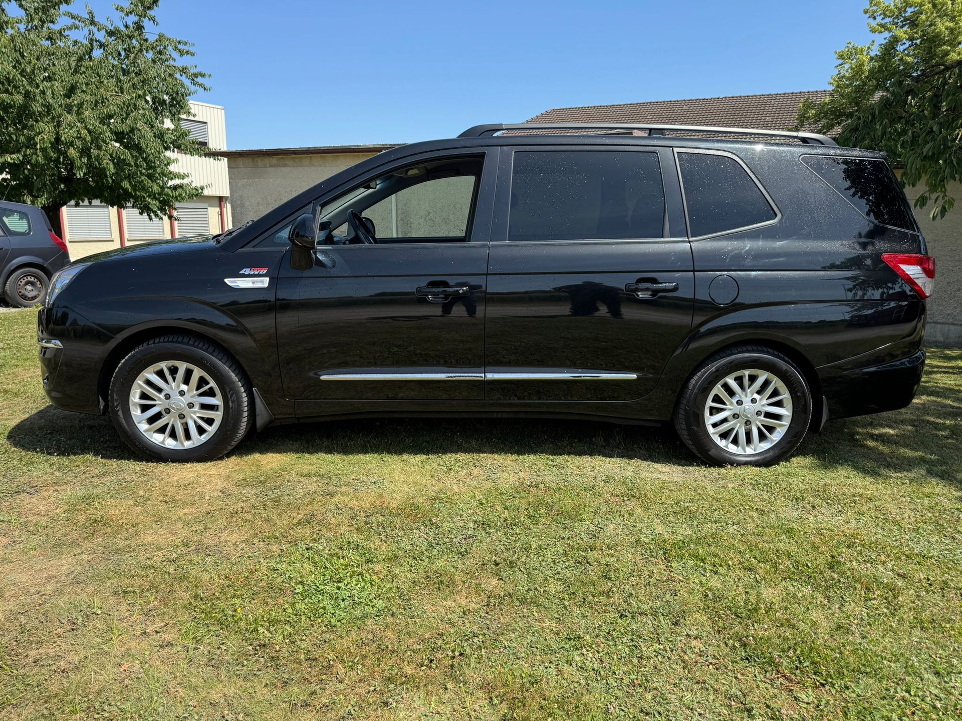 KGM-SsangYong Rodius SV200 e-XDi Sapphire 4WD E-Tronic-image-4