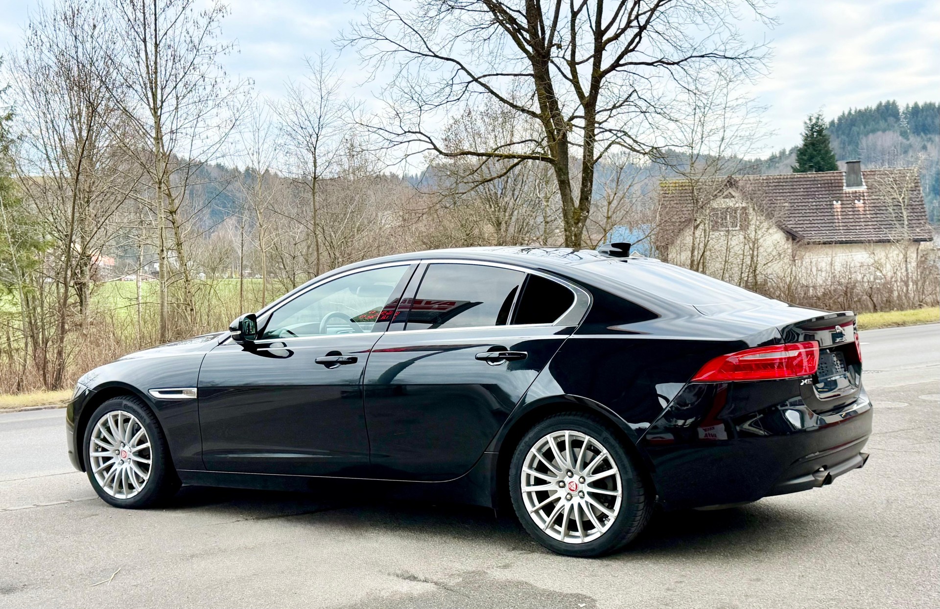JAGUAR XE 25t 2.0 Portfolio AWD Automatic-image-2