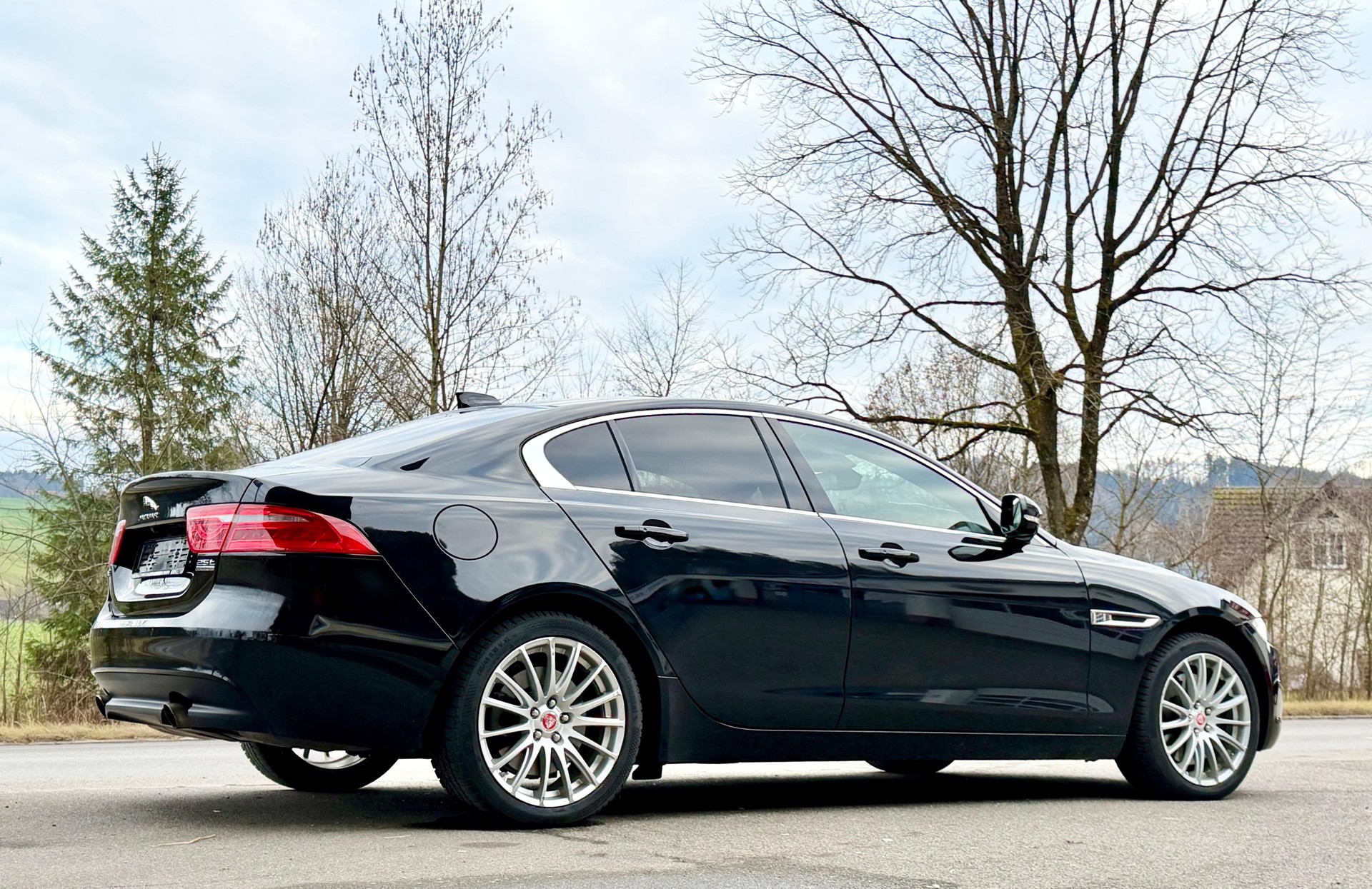 JAGUAR XE 25t 2.0 Portfolio AWD Automatic-image-4