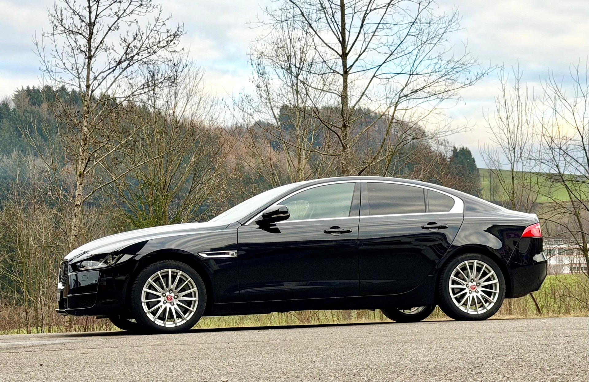 JAGUAR XE 25t 2.0 Portfolio AWD Automatic-image-1