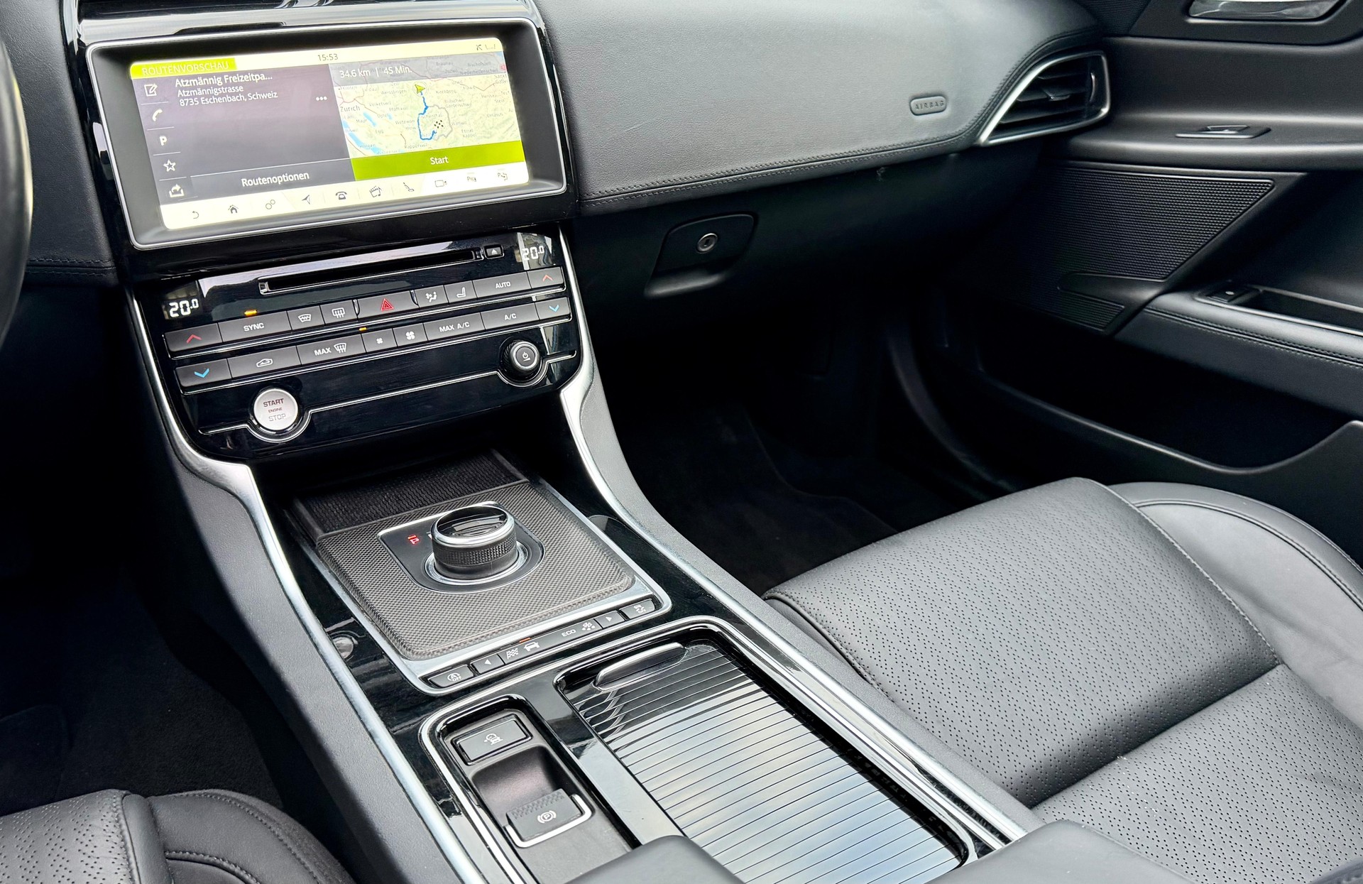JAGUAR XE 25t 2.0 Portfolio AWD Automatic-image-12