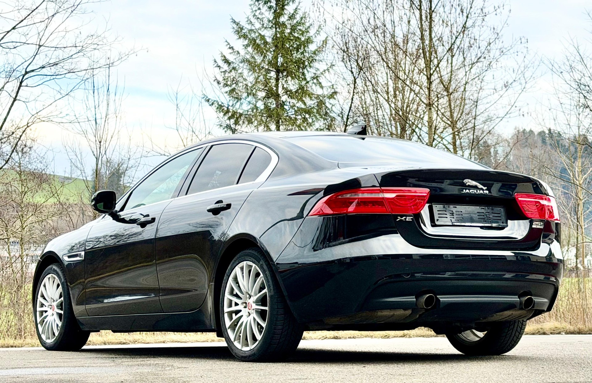 JAGUAR XE 25t 2.0 Portfolio AWD Automatic-image-3