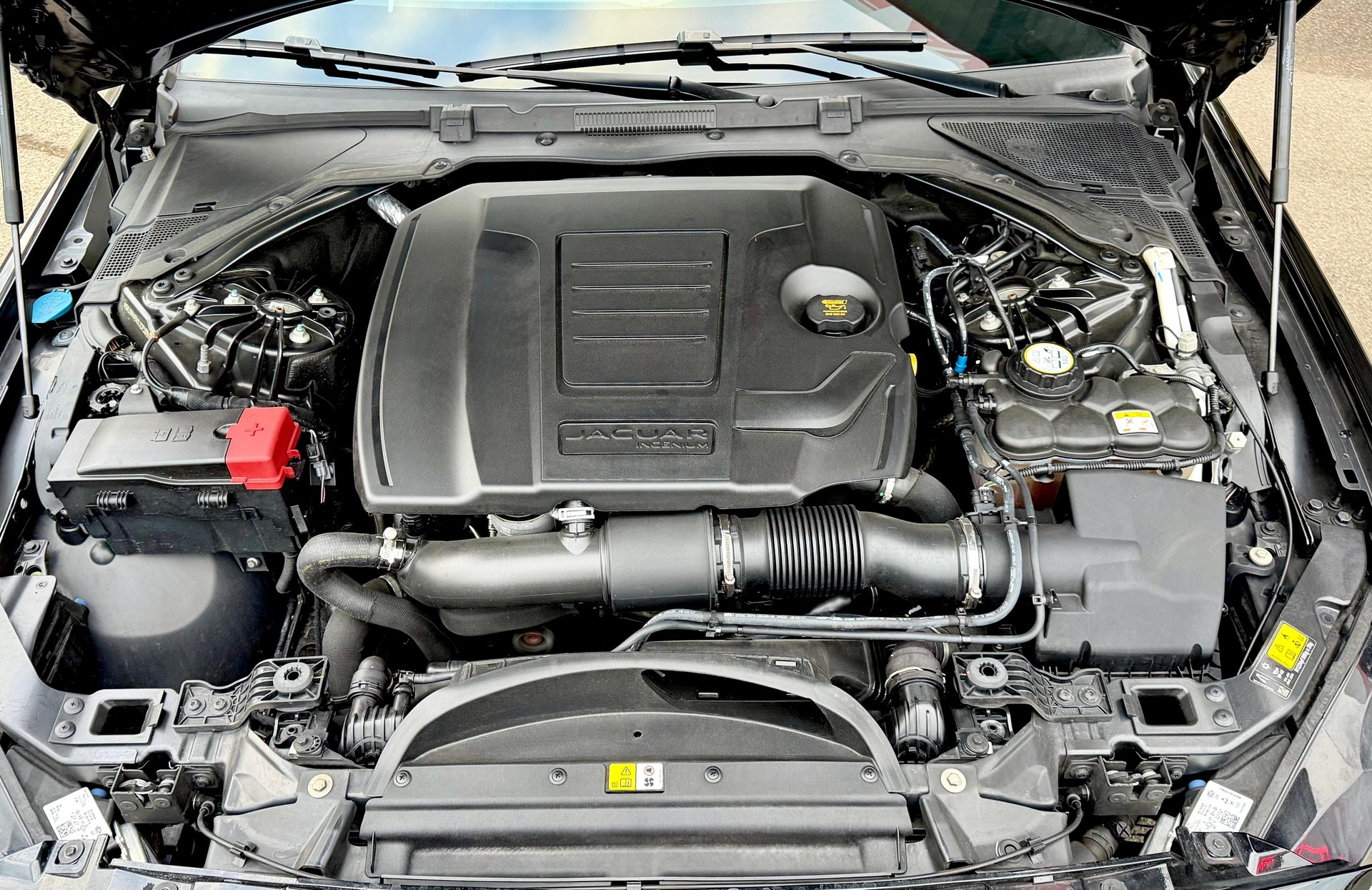 JAGUAR XE 25t 2.0 Portfolio AWD Automatic-image-14