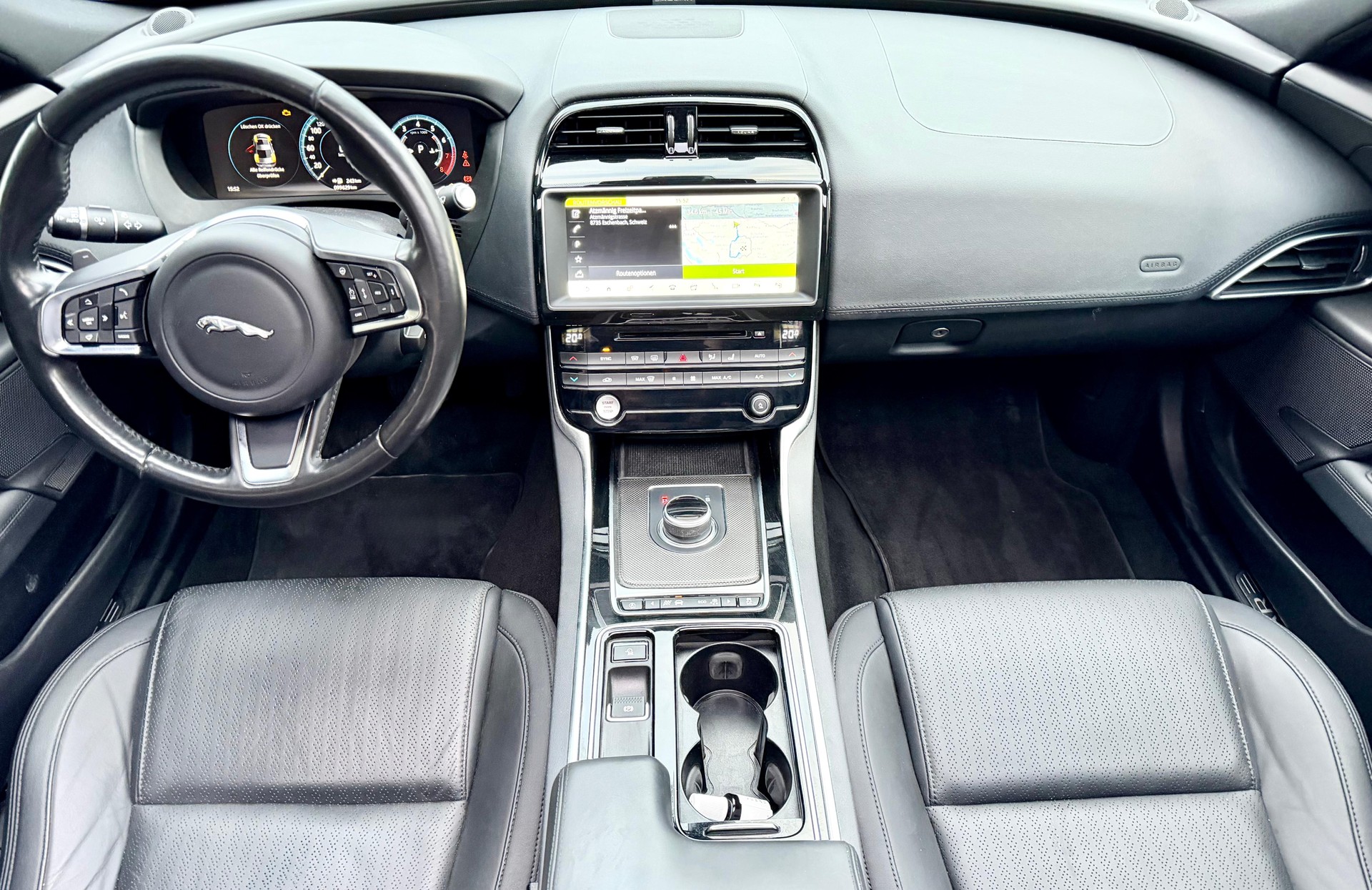 JAGUAR XE 25t 2.0 Portfolio AWD Automatic-image-8