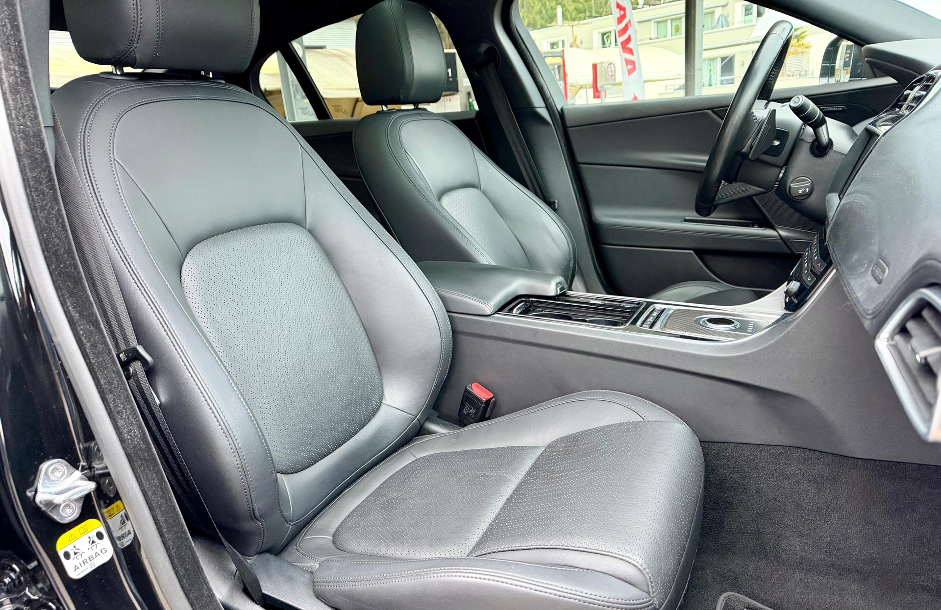 JAGUAR XE 25t 2.0 Portfolio AWD Automatic-image-10