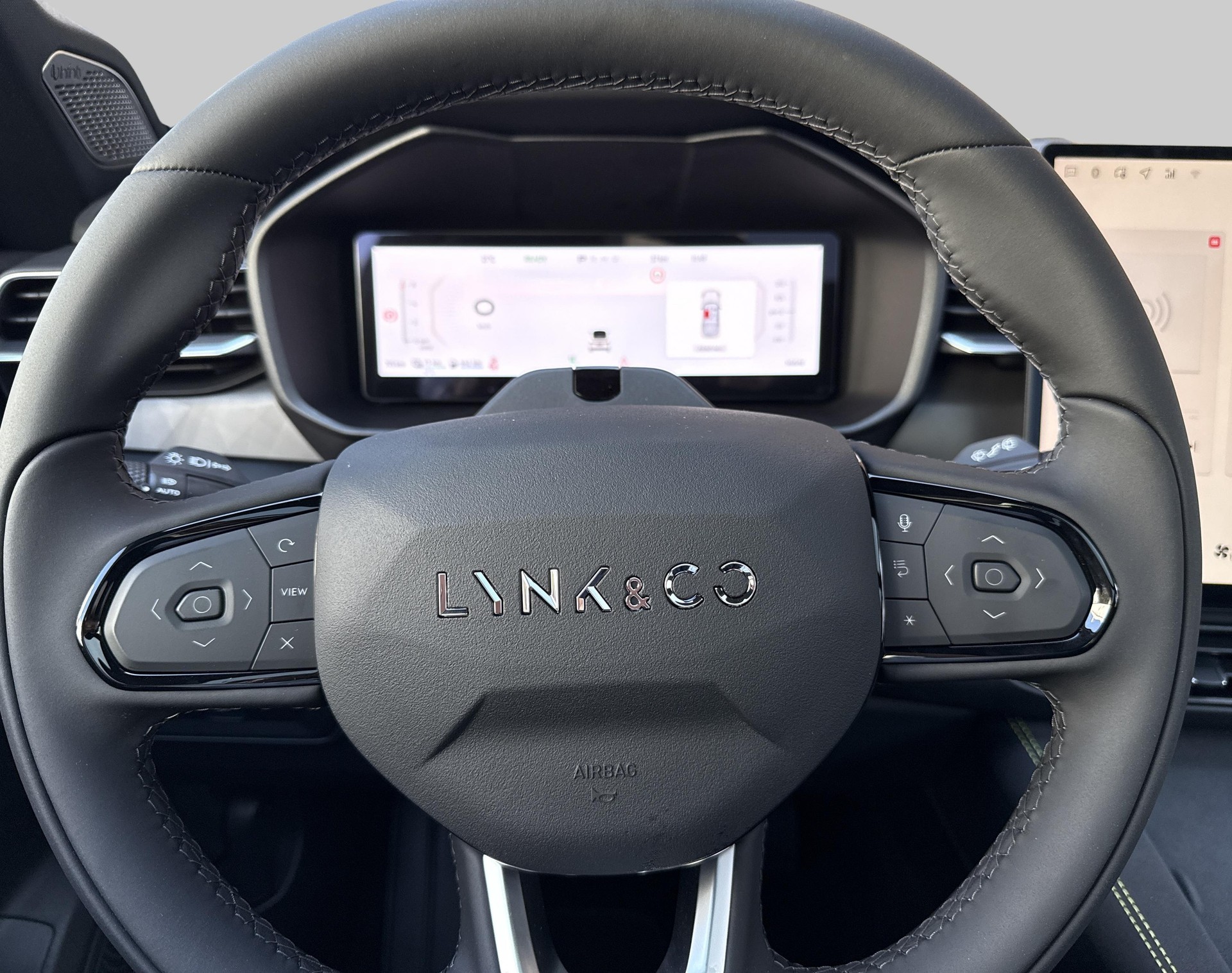 LYNK & CO 01-image-11