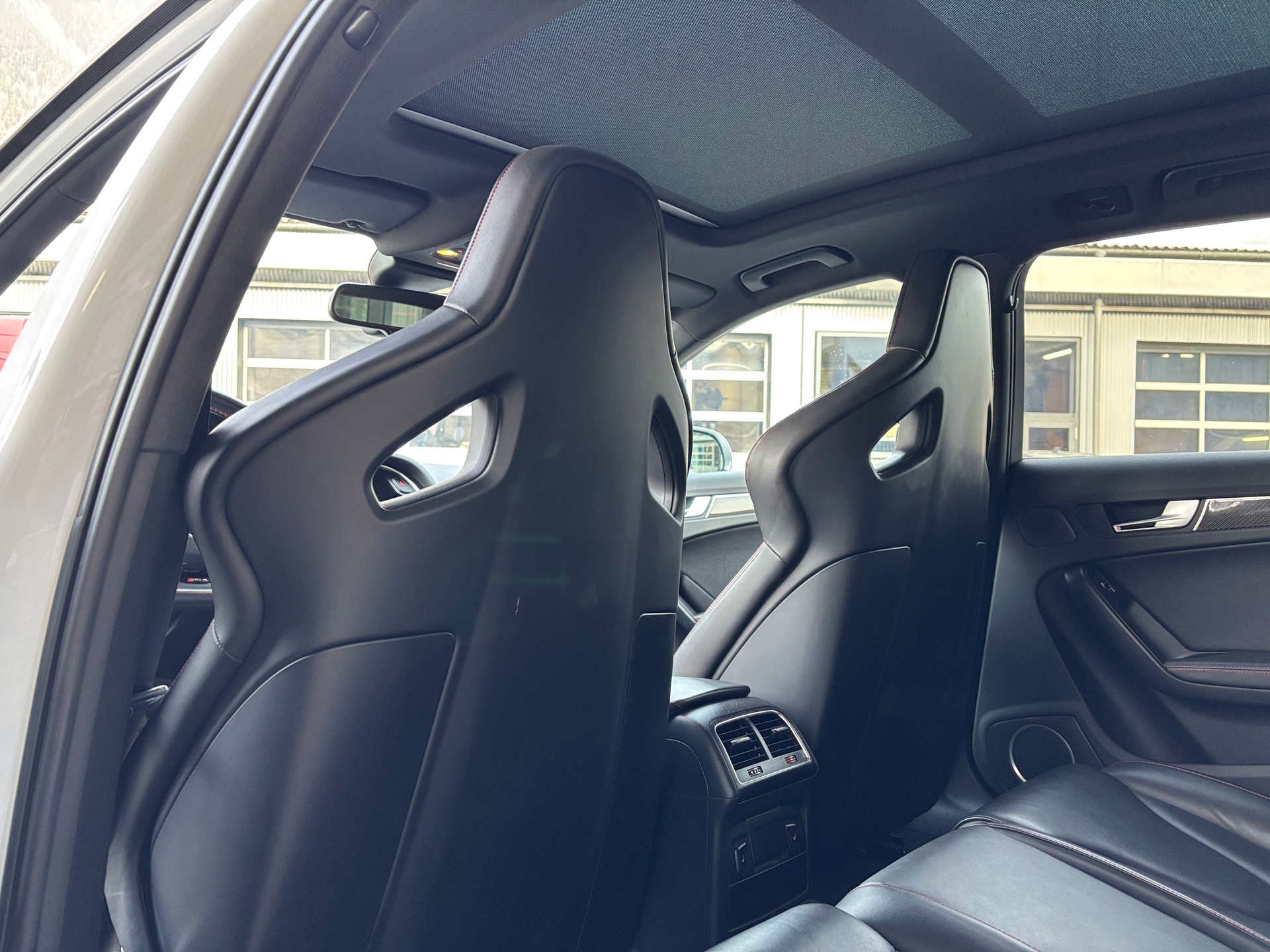 AUDI RS4 Avant 4.2 V8 Schalensitze, Keramik-image-11
