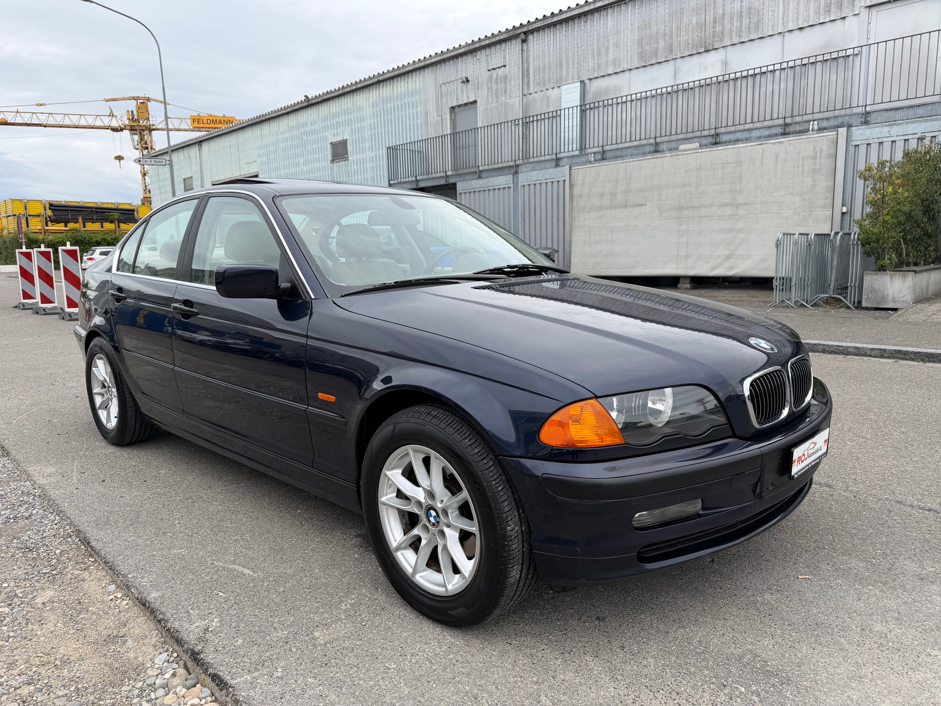 BMW 325xi-showroom-element-2
