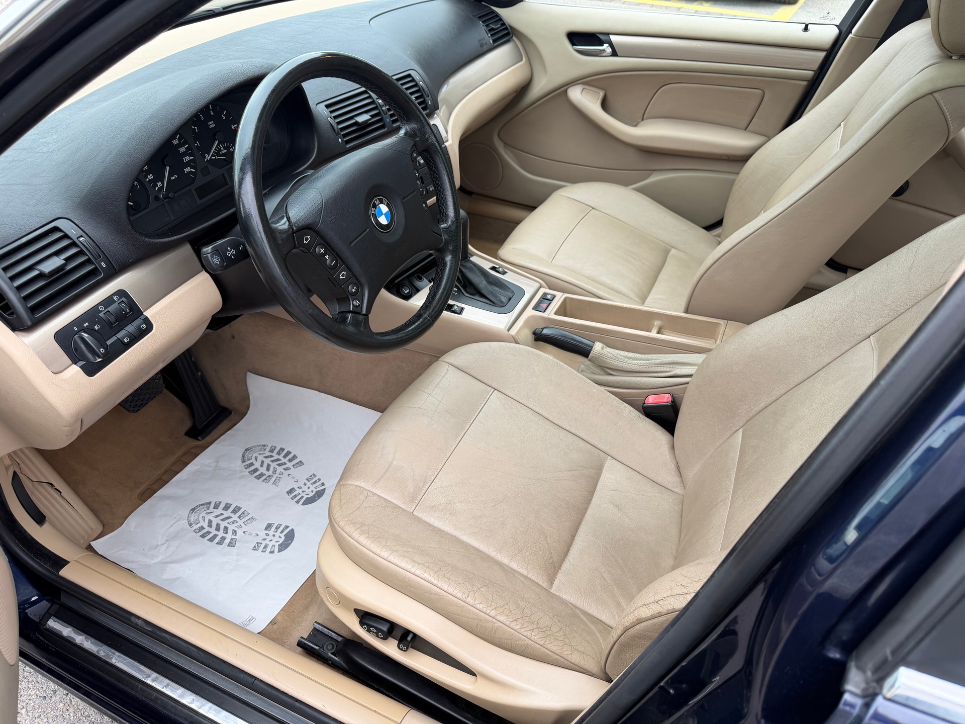 BMW 325xi-image-6