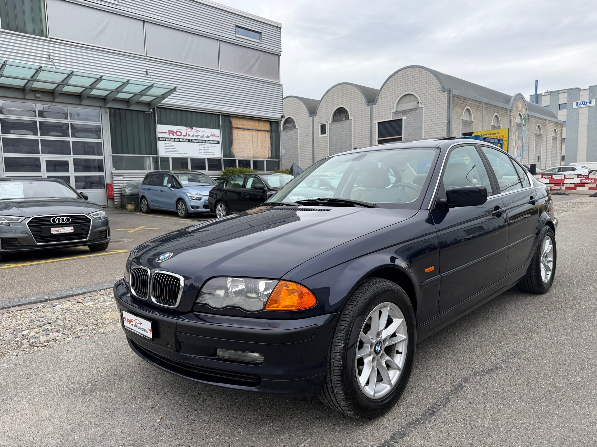 BMW 325xi-showroom-element-1