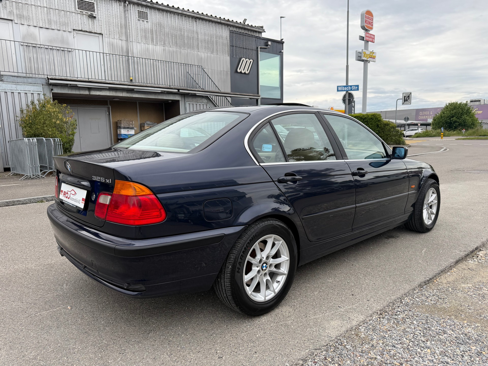 BMW 325xi-showroom-element-3