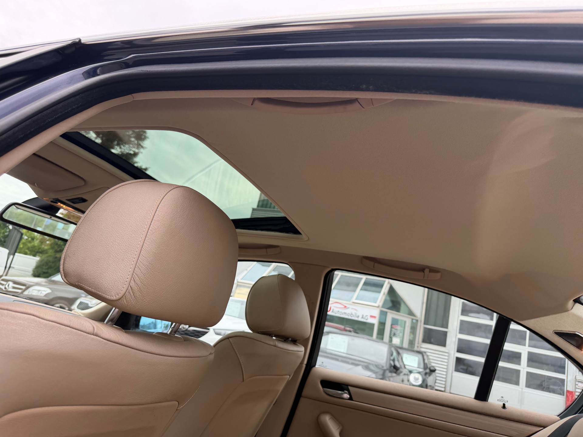 BMW 325xi-image-8