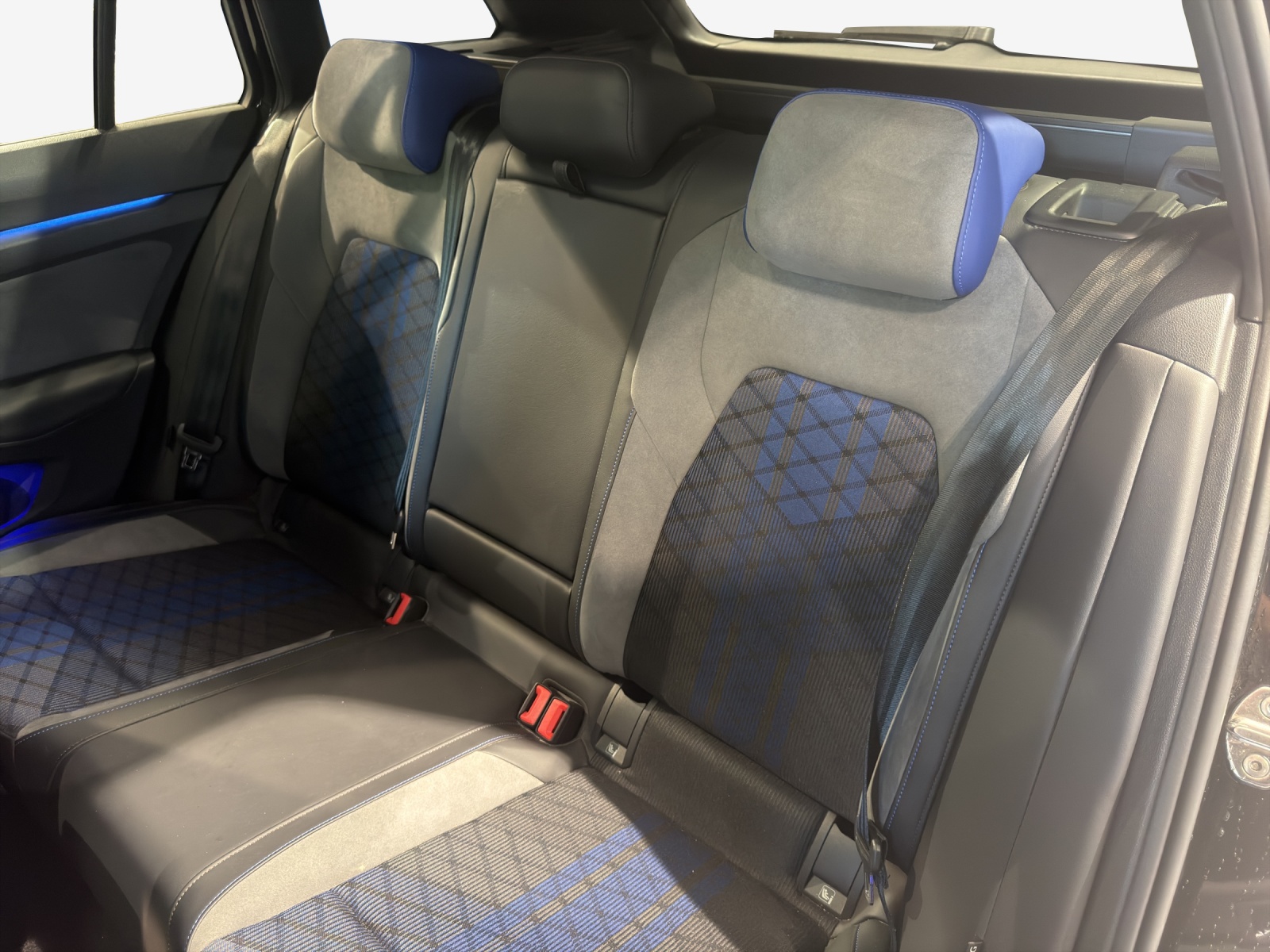 VW Golf Variant 2.0 TSI R DSG 4 Motion-image-11