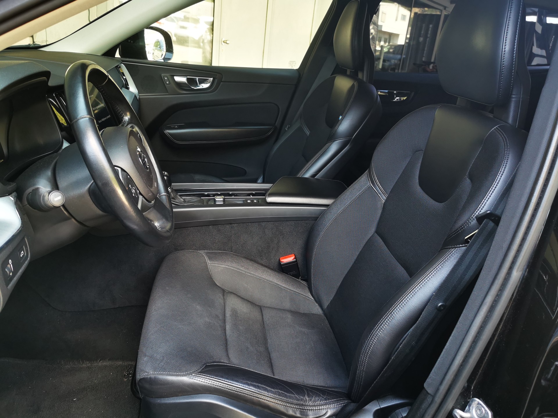 VOLVO XC60 T5 AWD Momentum Geartronic-image-9