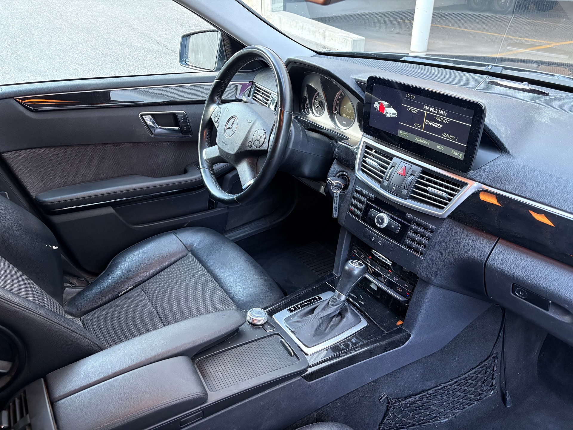 MERCEDES-BENZ E 200 CGI BlueEfficiency Avantgarde Automatic-image-8