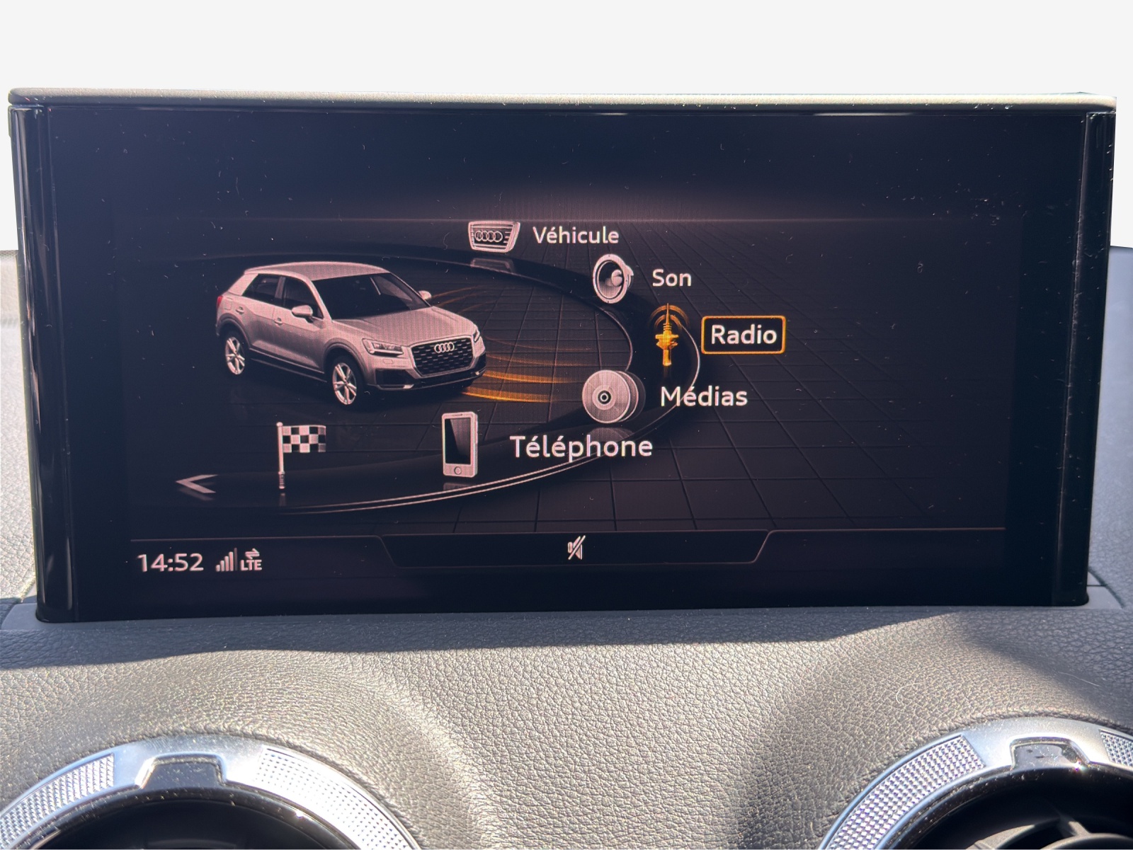 AUDI Q2 35 TFSI S line-image-15