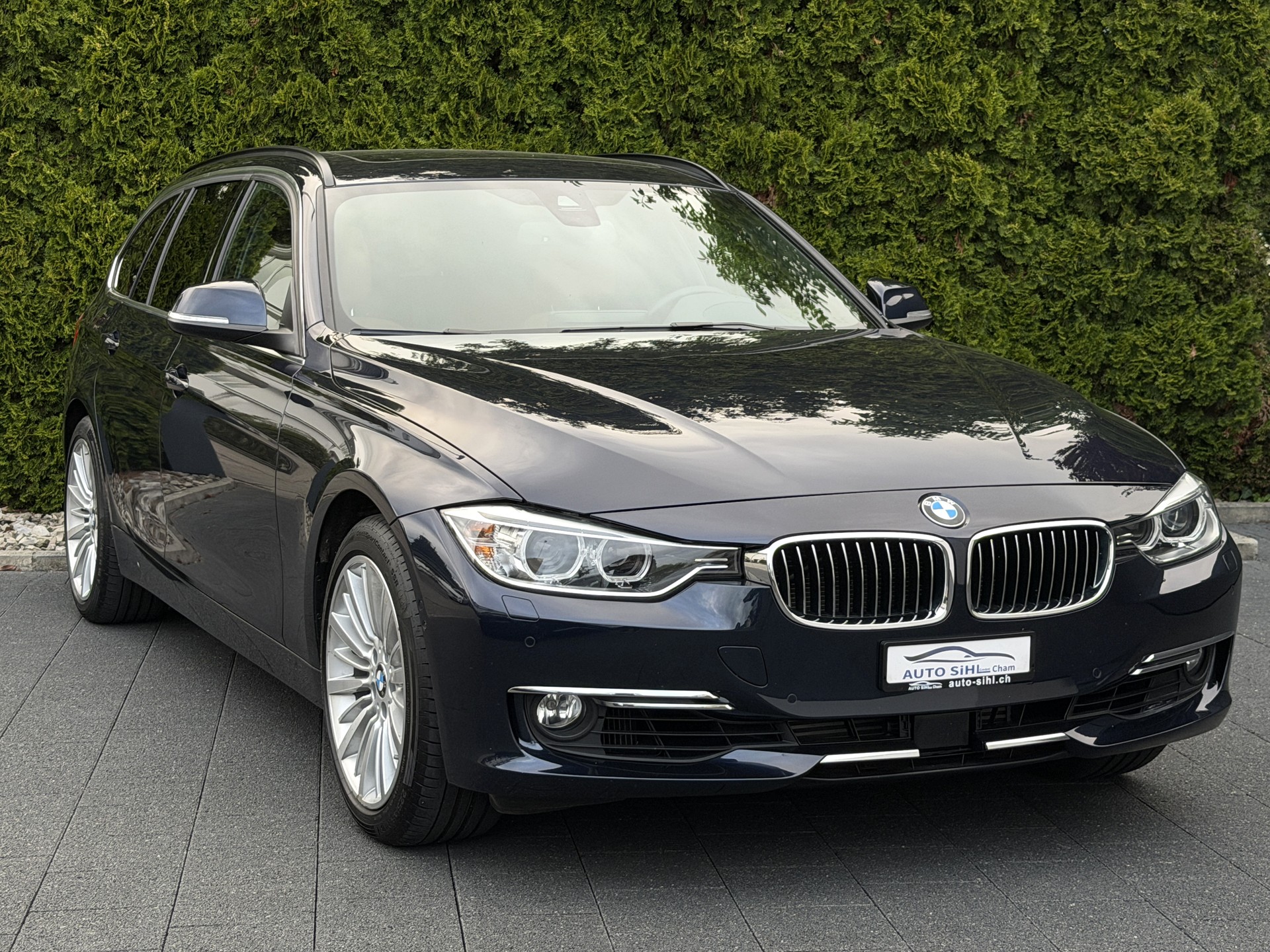 BMW 335i xDrive Touring Luxury Line Steptronic / CH-Fahrzeug-image-4