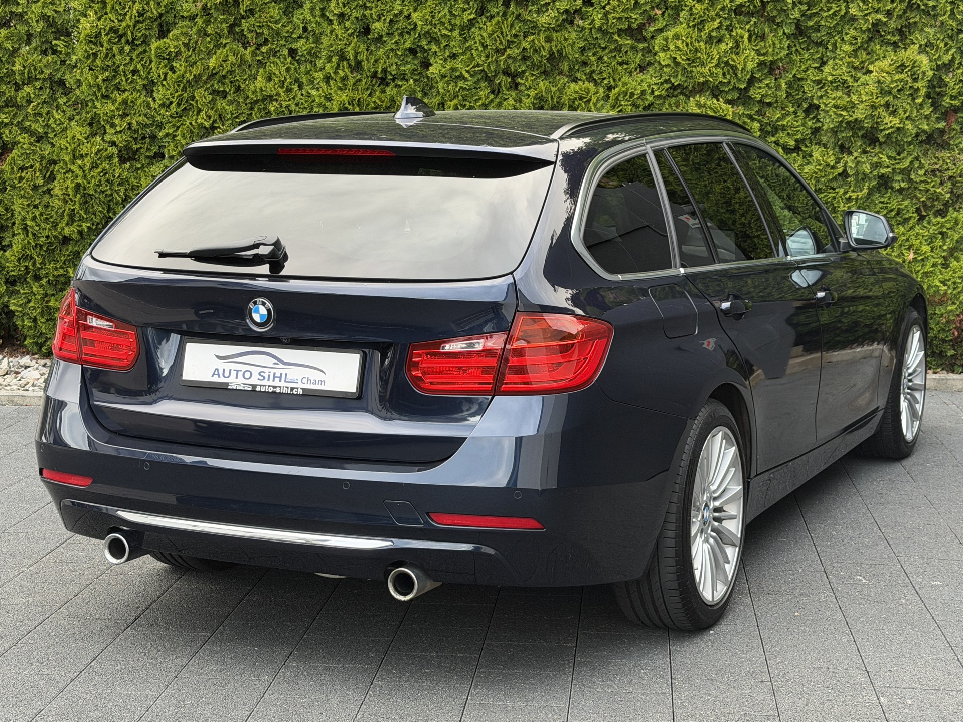 BMW 335i xDrive Touring Luxury Line Steptronic / CH-Fahrzeug-image-9