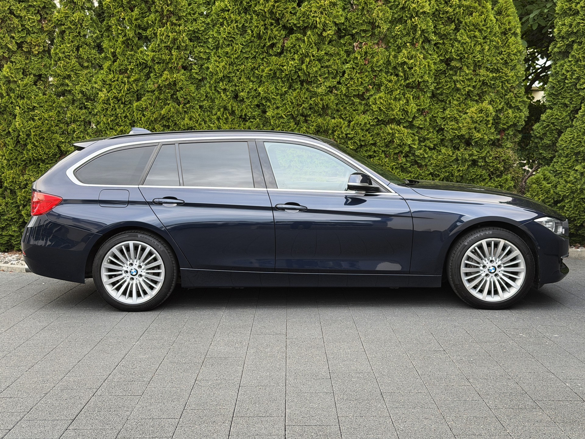 BMW 335i xDrive Touring Luxury Line Steptronic / CH-Fahrzeug-image-5